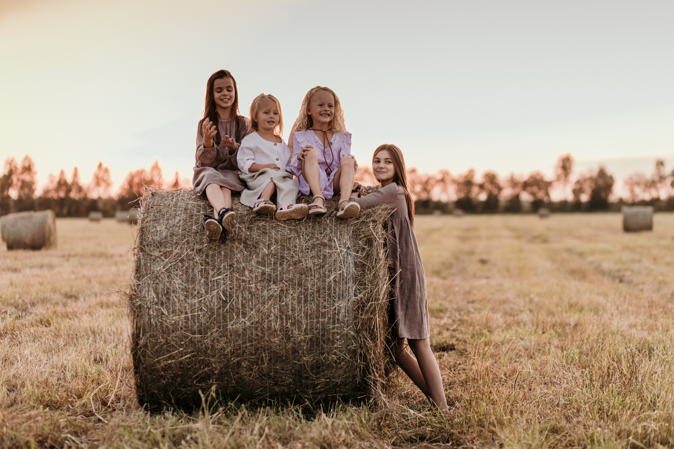 ДЕВЧОНКИ В СТОГАХ. Семейный Фотограф в Санкт-Петербурге Пушкин Анастасия Дьяконенкова