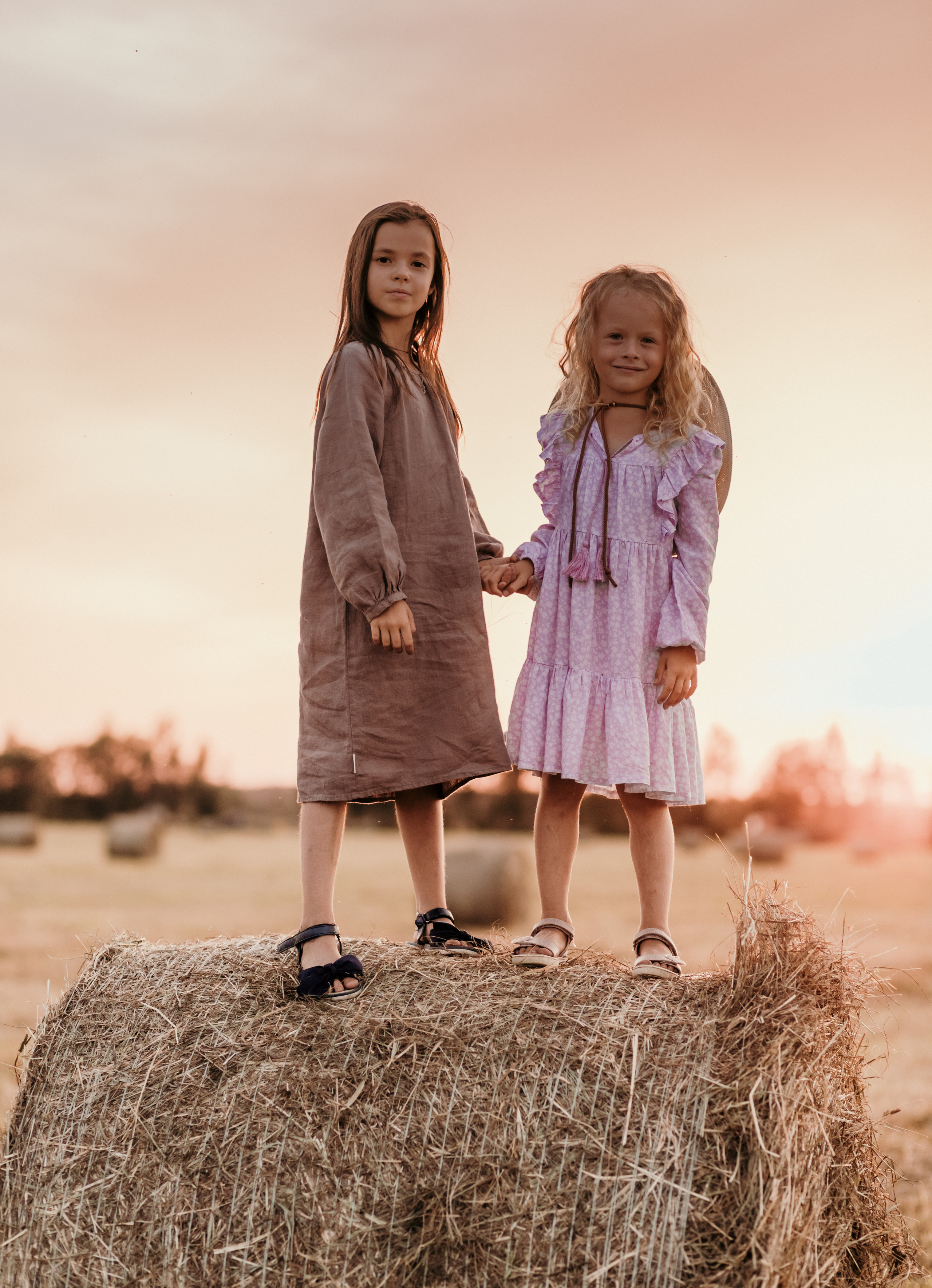 ДЕВЧОНКИ В СТОГАХ. Семейный Фотограф в Санкт-Петербурге Пушкин Анастасия Дьяконенкова