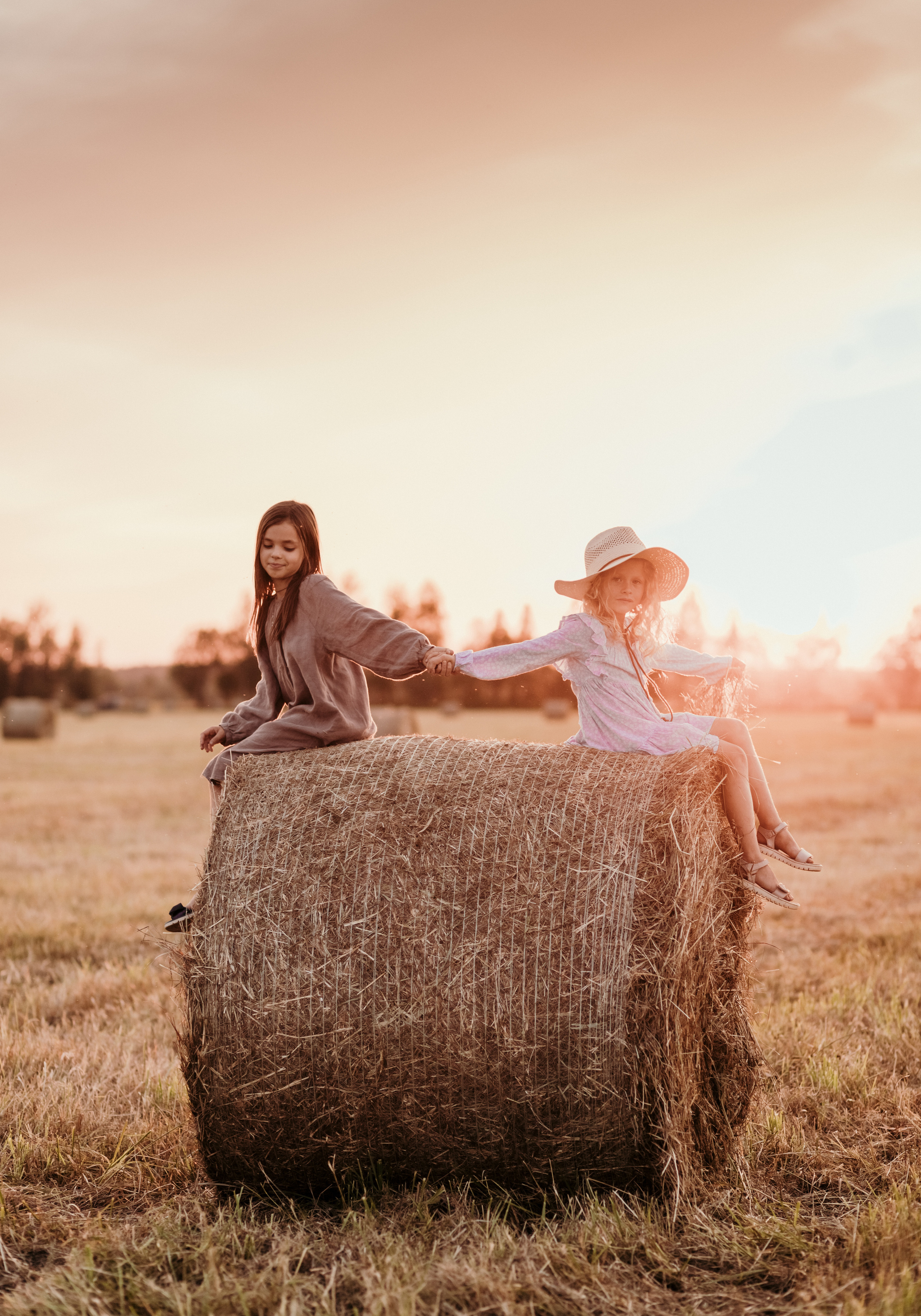 ДЕВЧОНКИ В СТОГАХ. Семейный Фотограф в Санкт-Петербурге Пушкин Анастасия Дьяконенкова