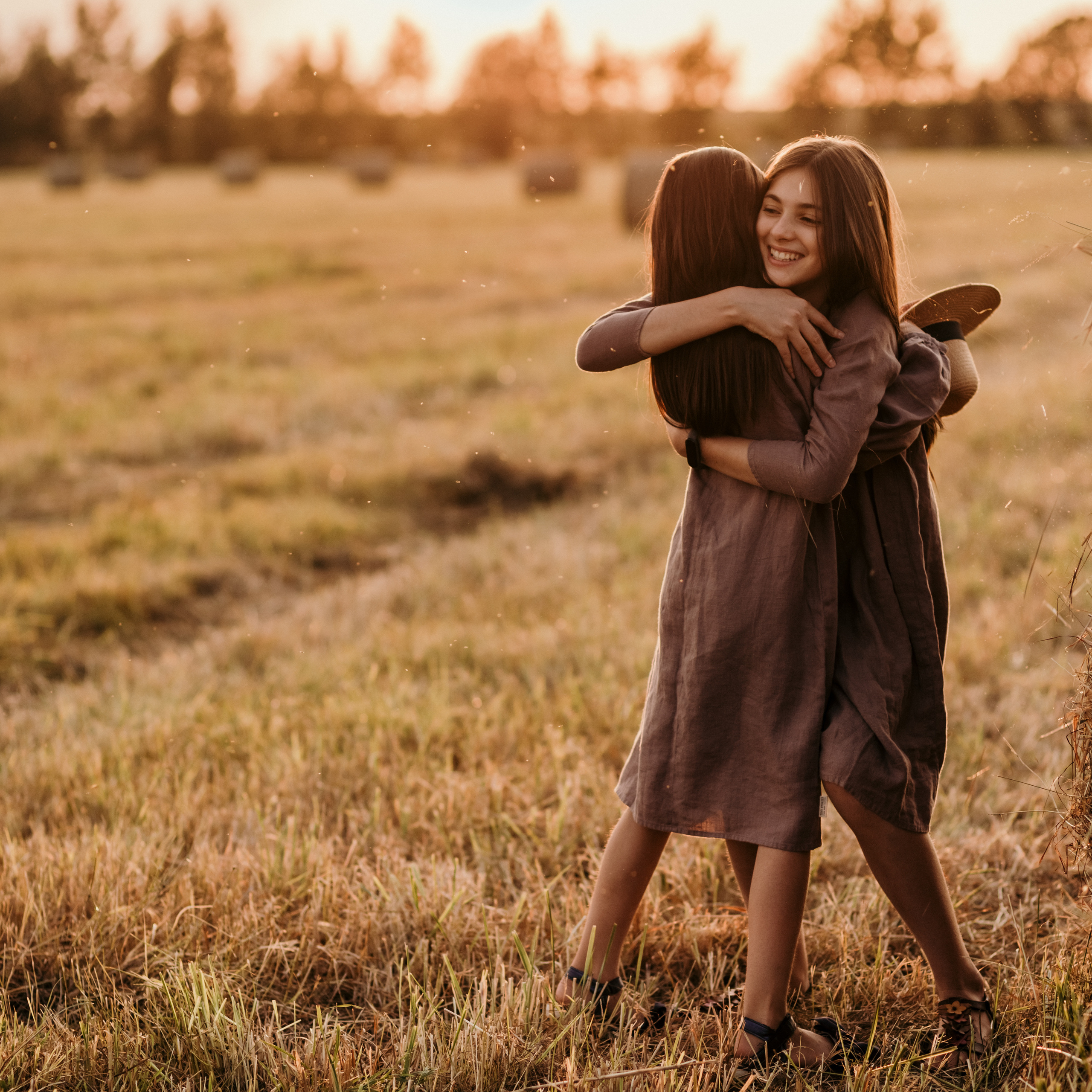 ДЕВЧОНКИ В СТОГАХ. Семейный Фотограф в Санкт-Петербурге Пушкин Анастасия Дьяконенкова