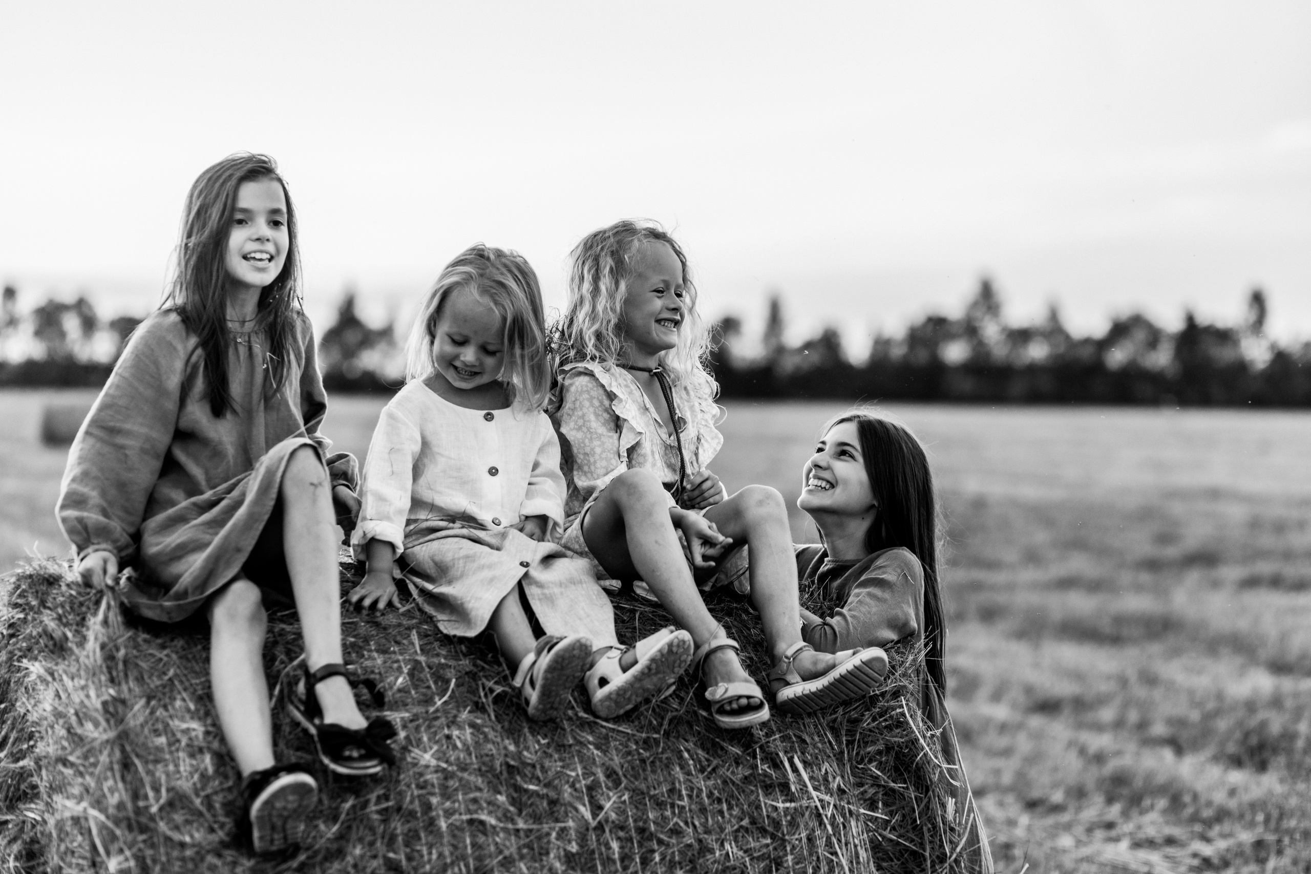 ДЕВЧОНКИ В СТОГАХ. Семейный Фотограф в Санкт-Петербурге Пушкин Анастасия Дьяконенкова