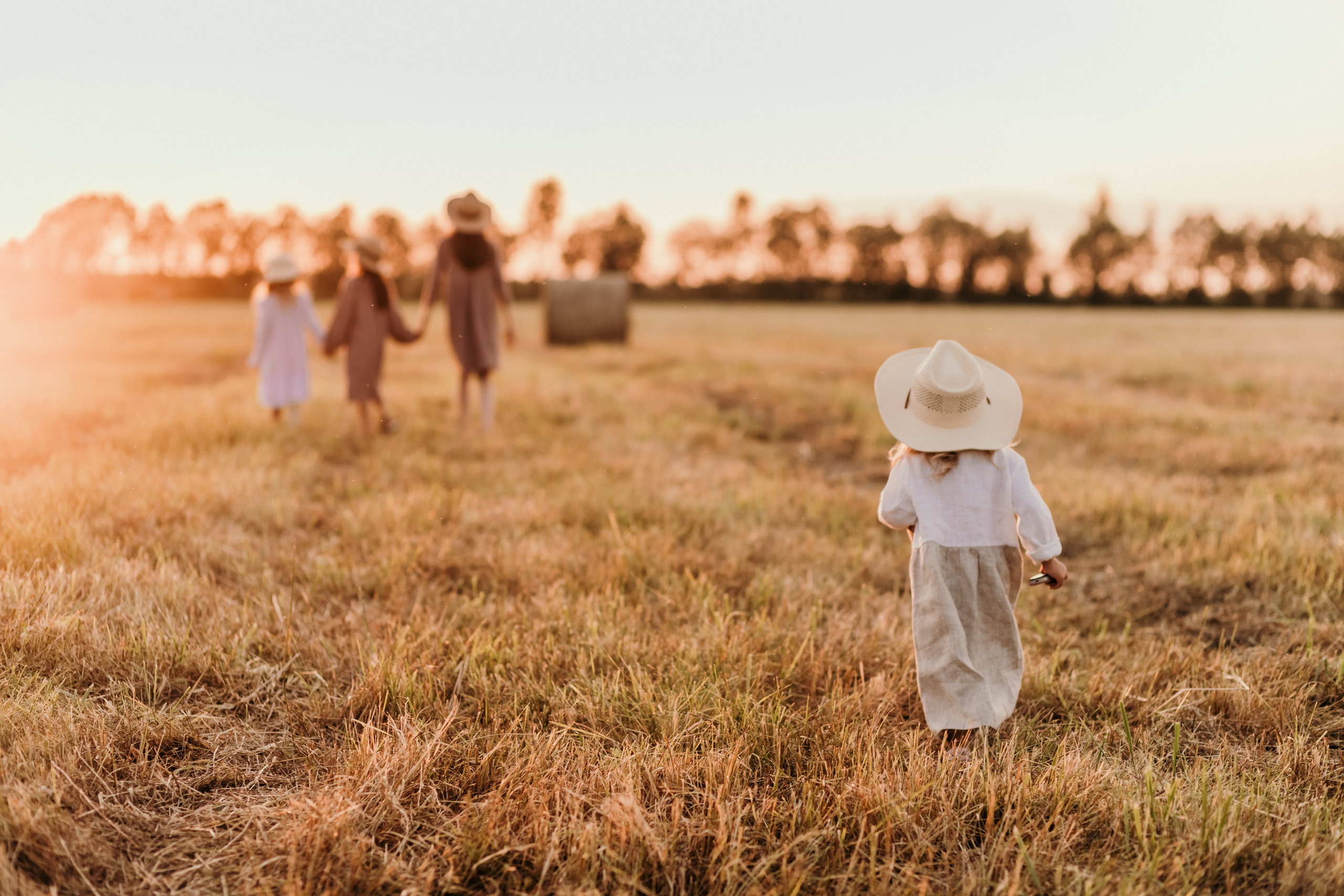 ДЕВЧОНКИ В СТОГАХ. Семейный Фотограф в Санкт-Петербурге Пушкин Анастасия Дьяконенкова