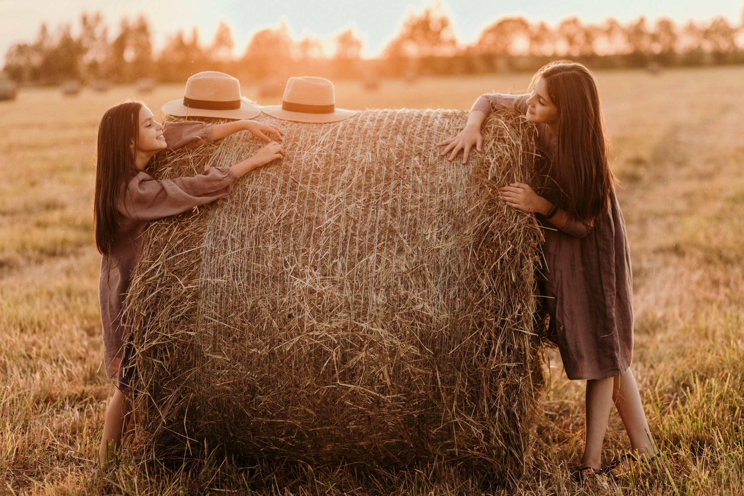 ДЕВЧОНКИ В СТОГАХ. Семейный Фотограф в Санкт-Петербурге Пушкин Анастасия Дьяконенкова