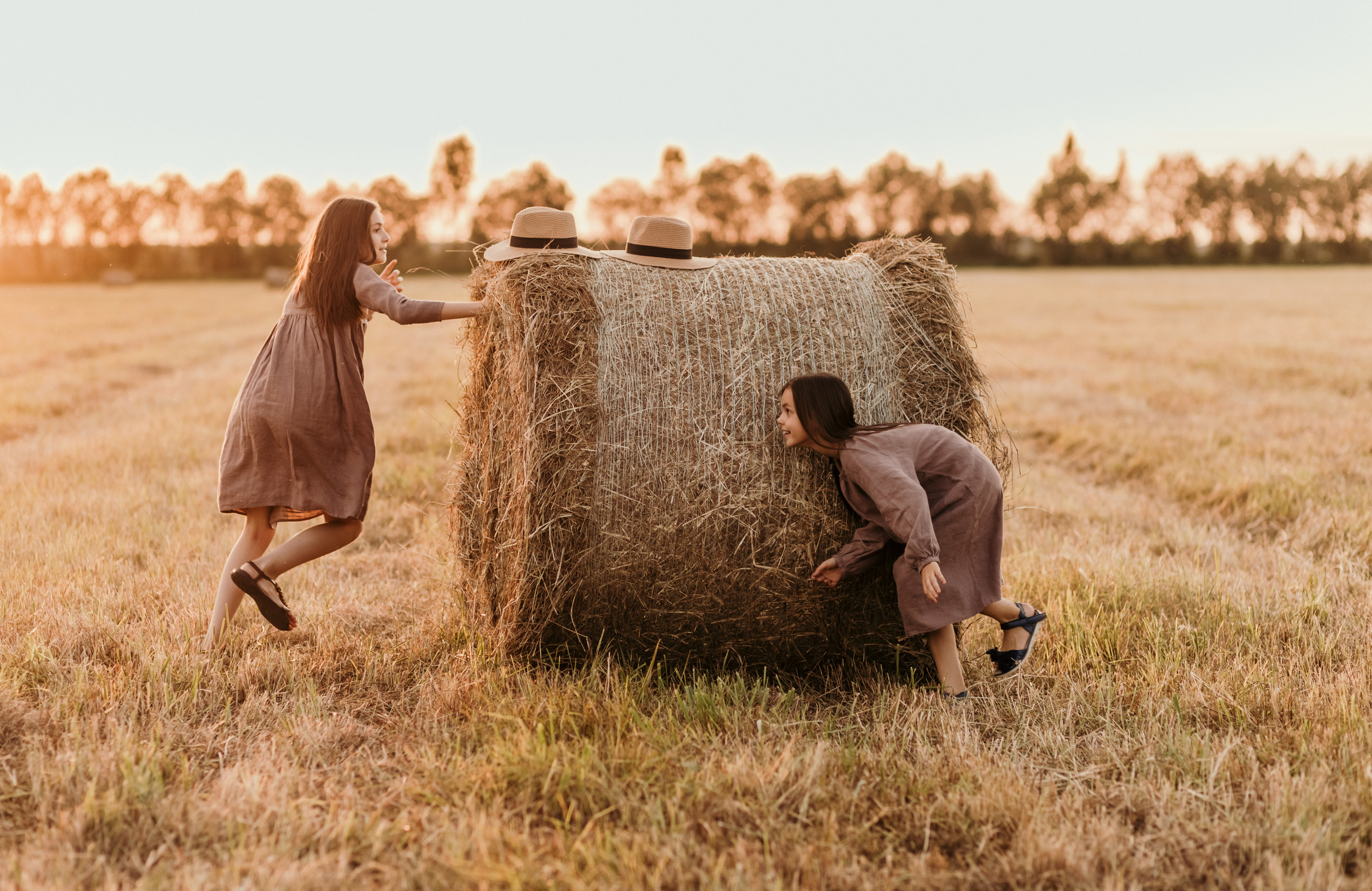 ДЕВЧОНКИ В СТОГАХ. Семейный Фотограф в Санкт-Петербурге Пушкин Анастасия Дьяконенкова
