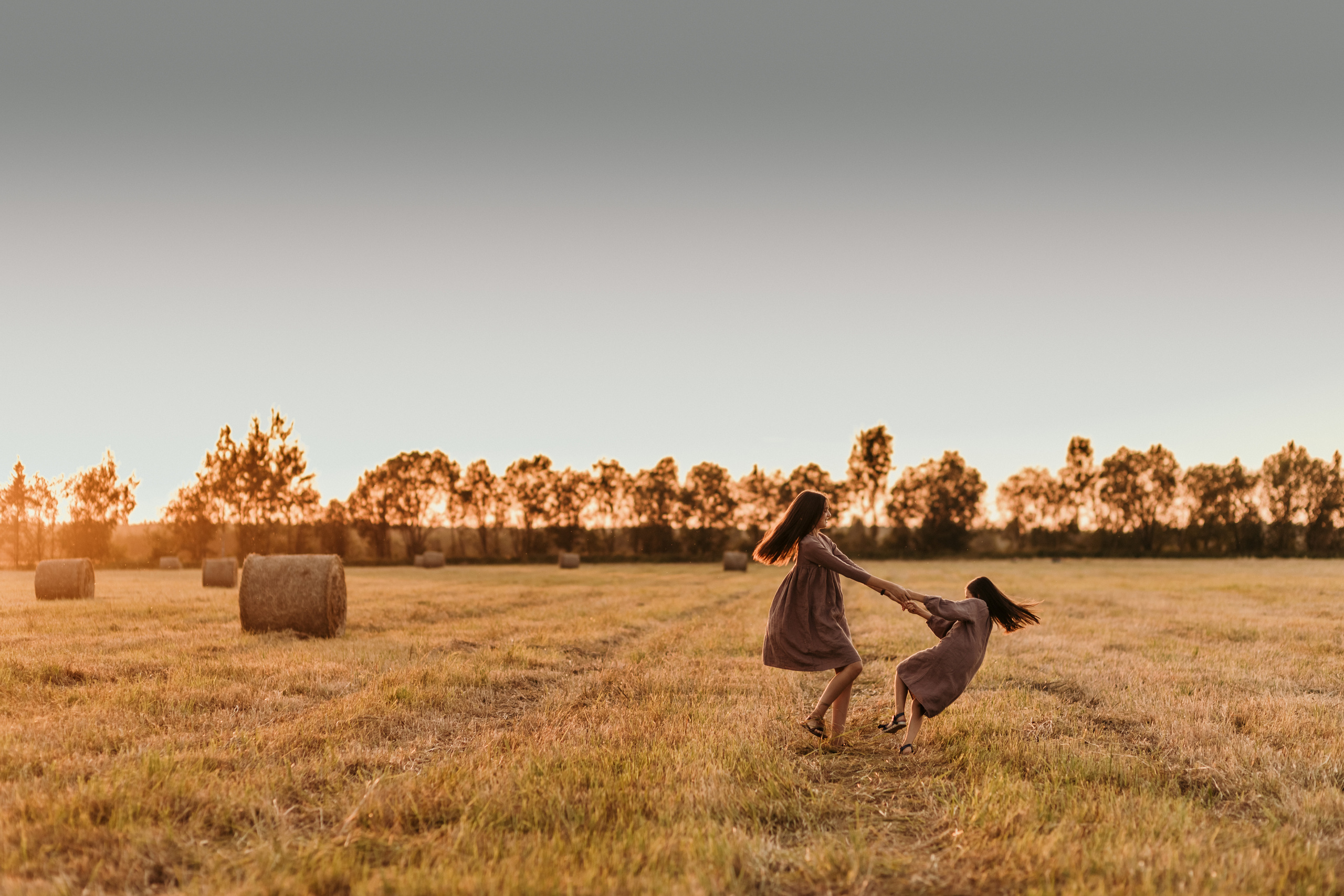 ДЕВЧОНКИ В СТОГАХ. Семейный Фотограф в Санкт-Петербурге Пушкин Анастасия Дьяконенкова