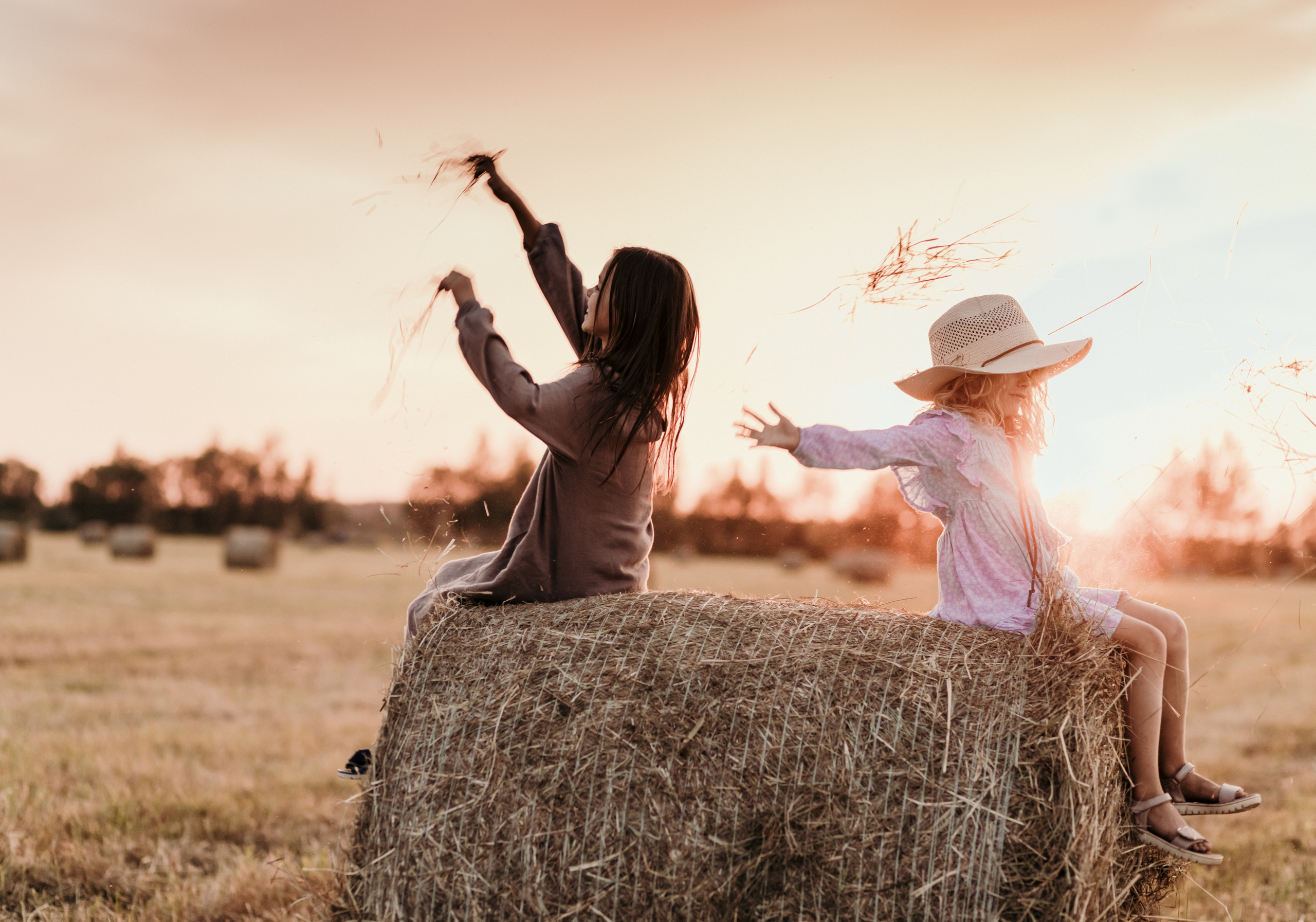 ДЕВЧОНКИ В СТОГАХ. Семейный Фотограф в Санкт-Петербурге Пушкин Анастасия Дьяконенкова