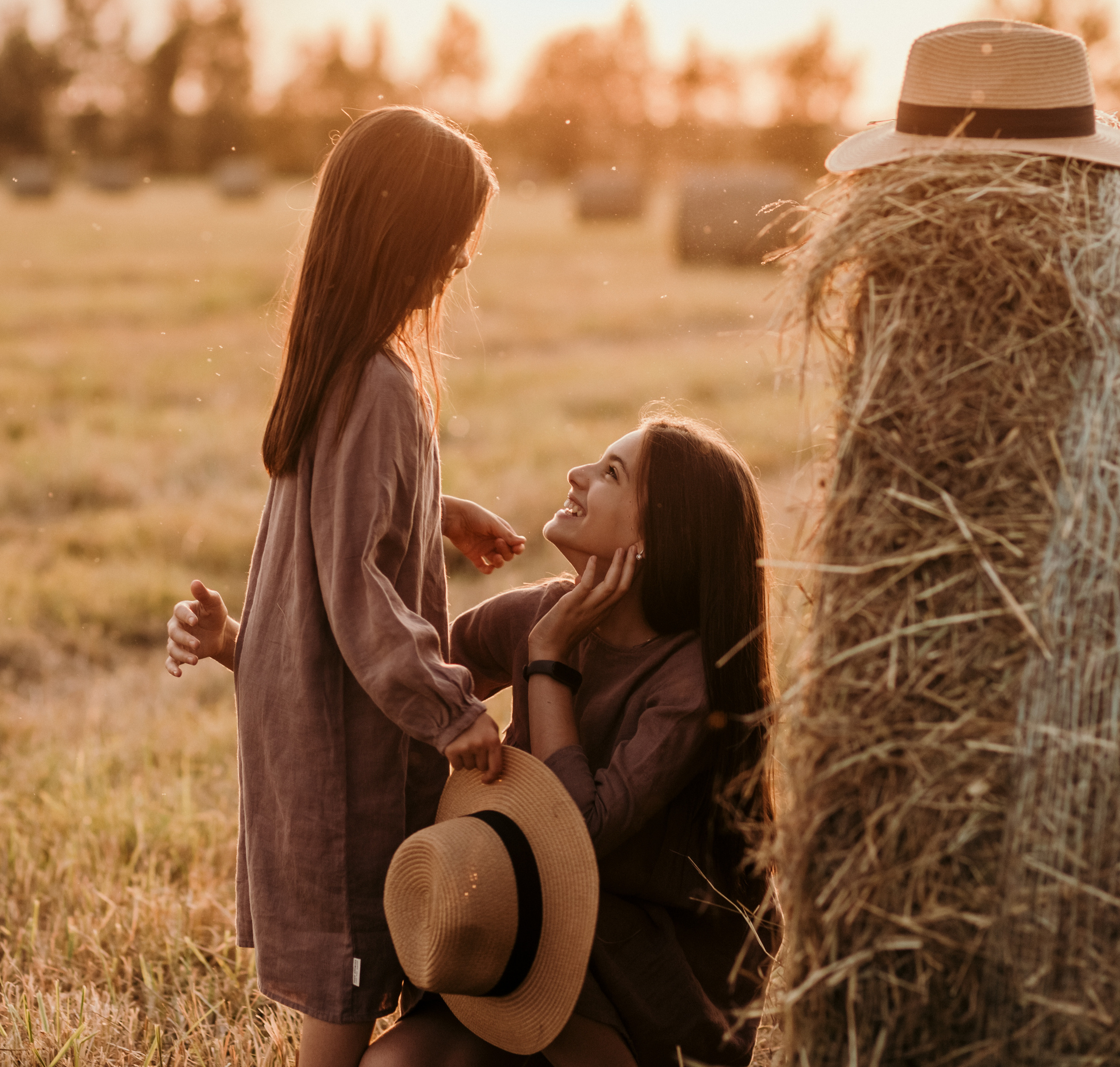 ДЕВЧОНКИ В СТОГАХ. Семейный Фотограф в Санкт-Петербурге Пушкин Анастасия Дьяконенкова