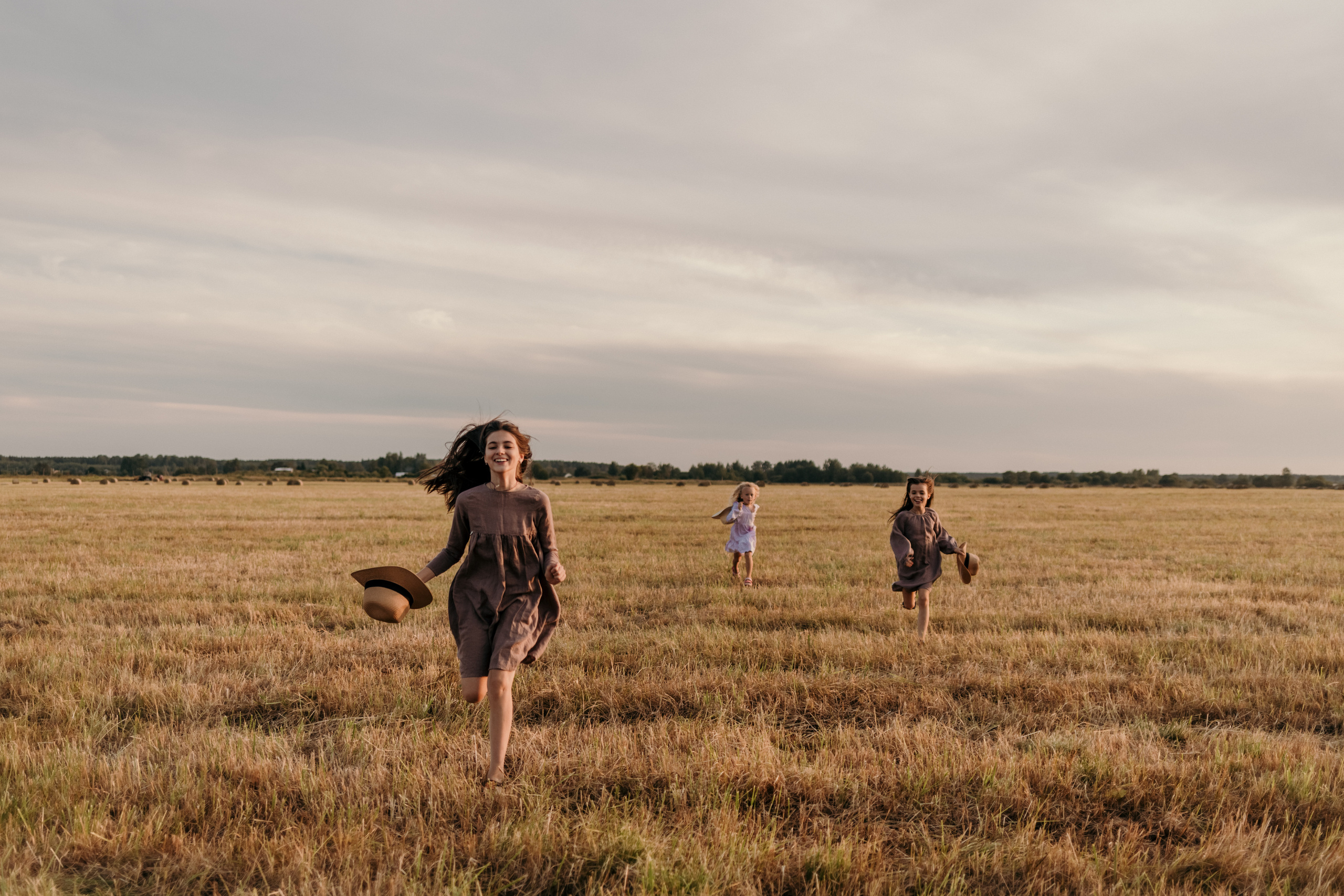ДЕВЧОНКИ В СТОГАХ. Семейный Фотограф в Санкт-Петербурге Пушкин Анастасия Дьяконенкова