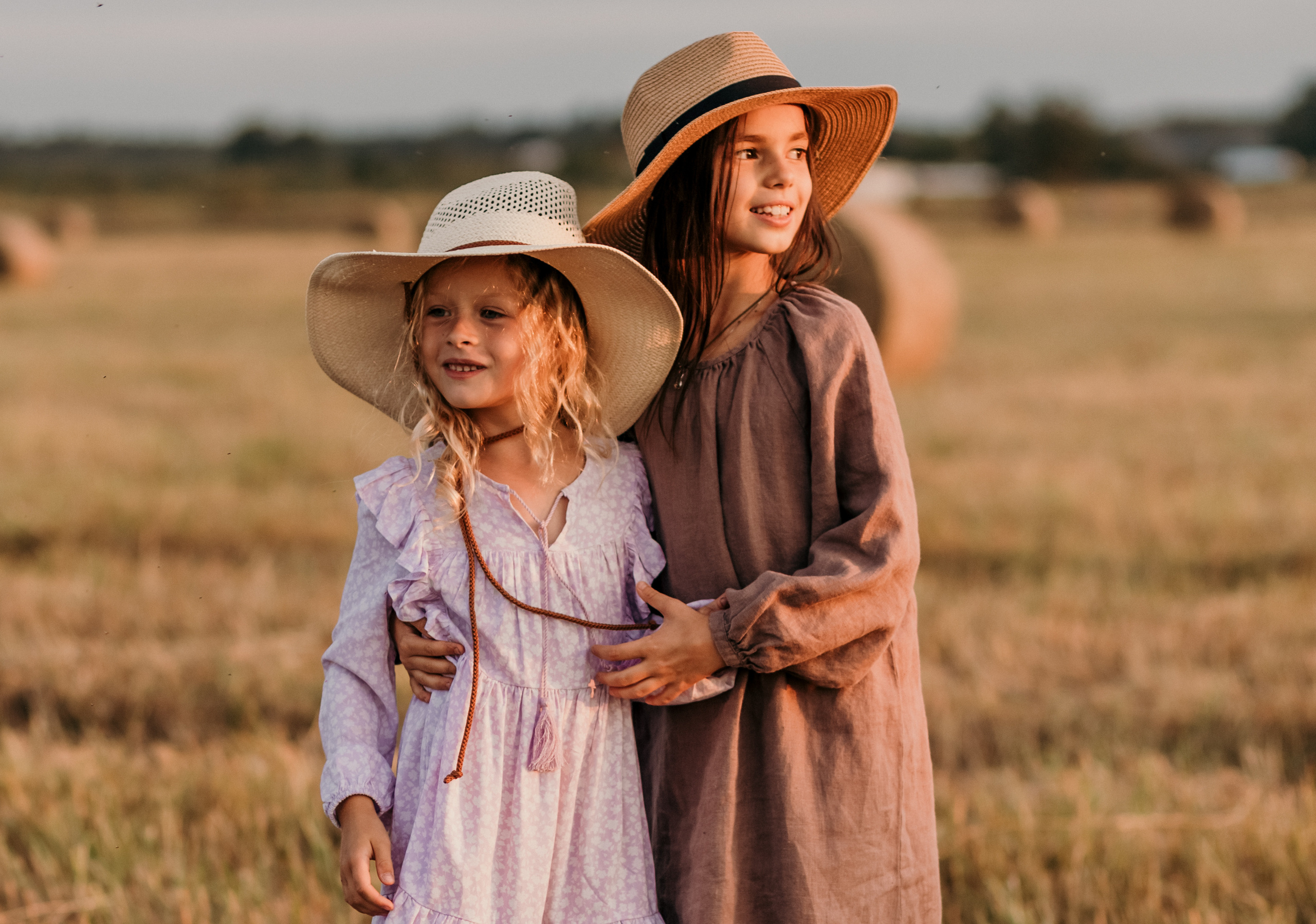 ДЕВЧОНКИ В СТОГАХ. Семейный Фотограф в Санкт-Петербурге Пушкин Анастасия Дьяконенкова