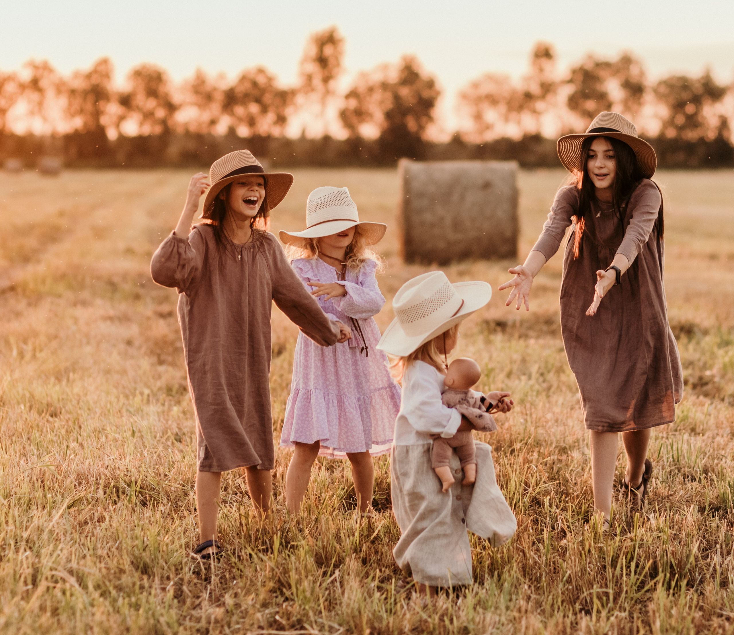 ДЕВЧОНКИ В СТОГАХ. Семейный Фотограф в Санкт-Петербурге Пушкин Анастасия Дьяконенкова