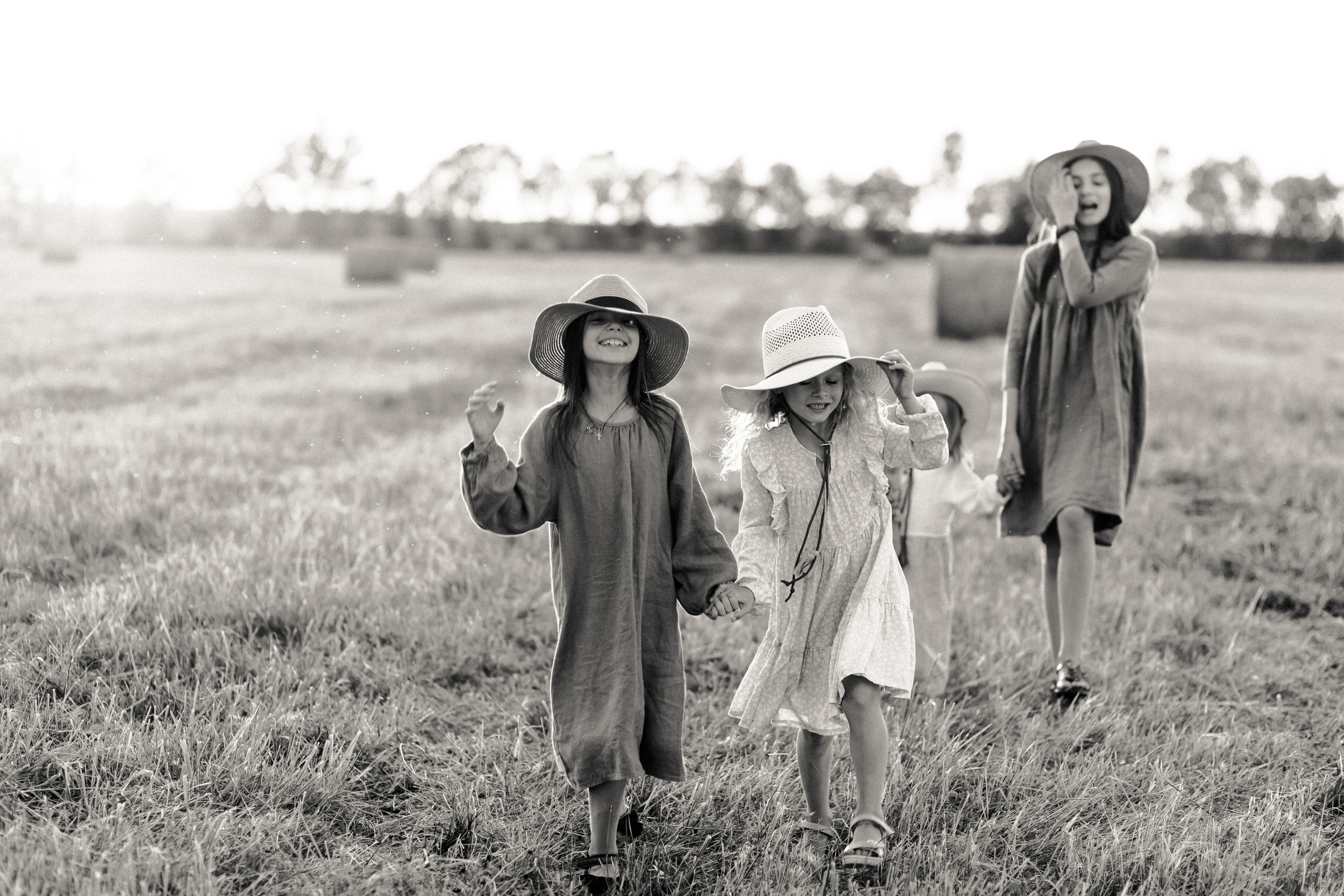 ДЕВЧОНКИ В СТОГАХ. Семейный Фотограф в Санкт-Петербурге Пушкин Анастасия Дьяконенкова