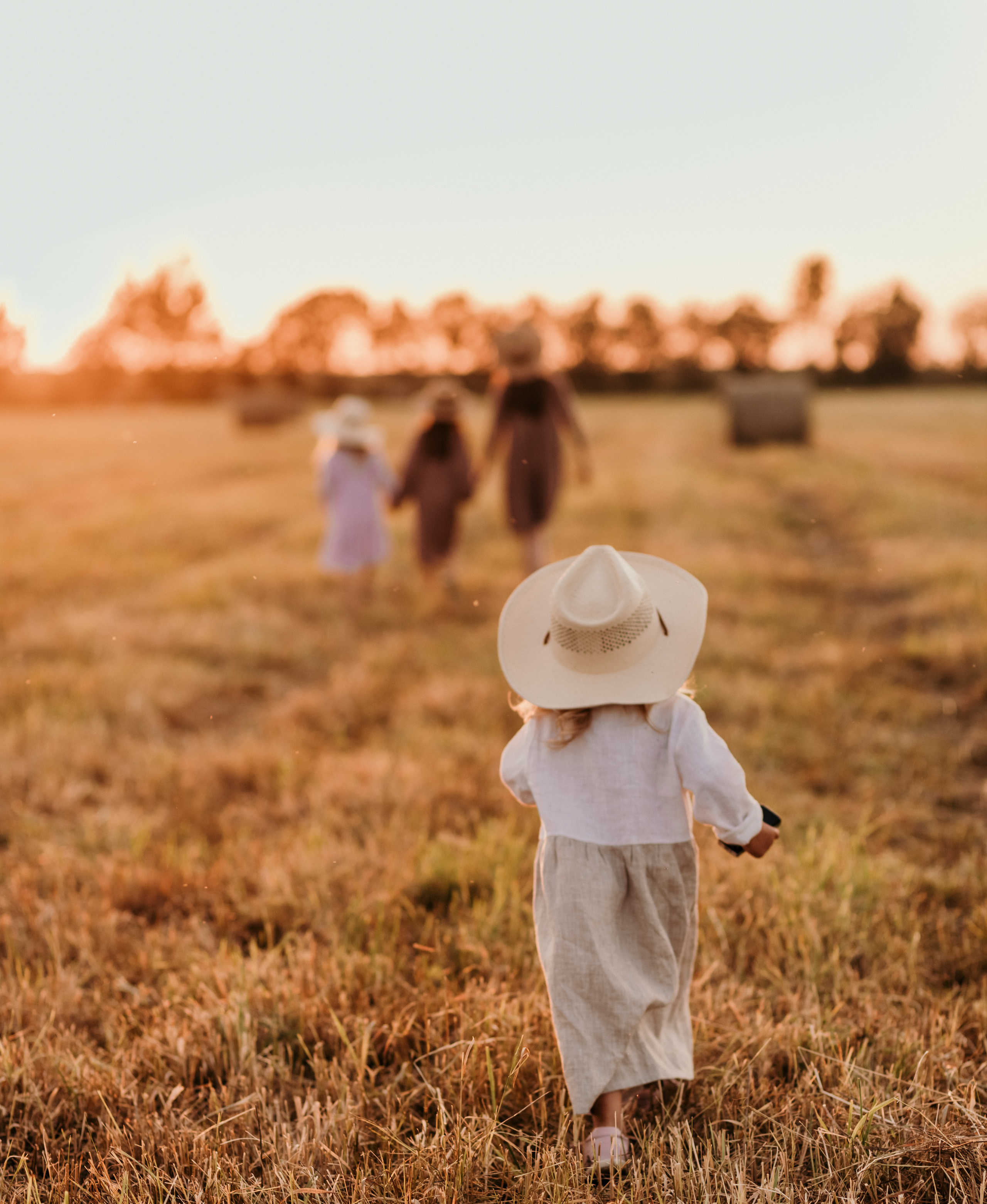 ДЕВЧОНКИ В СТОГАХ. Семейный Фотограф в Санкт-Петербурге Пушкин Анастасия Дьяконенкова