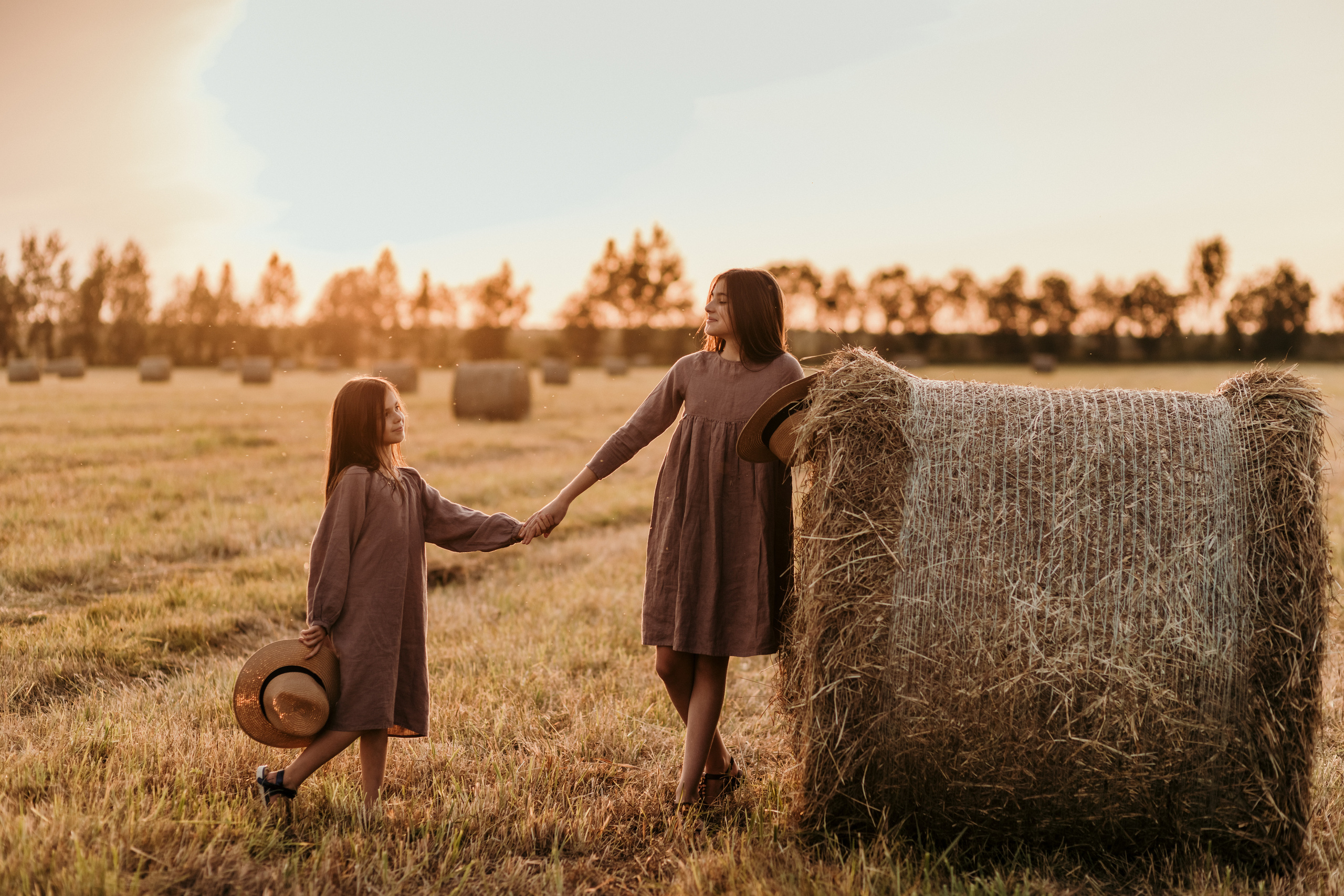 ДЕВЧОНКИ В СТОГАХ. Семейный Фотограф в Санкт-Петербурге Пушкин Анастасия Дьяконенкова