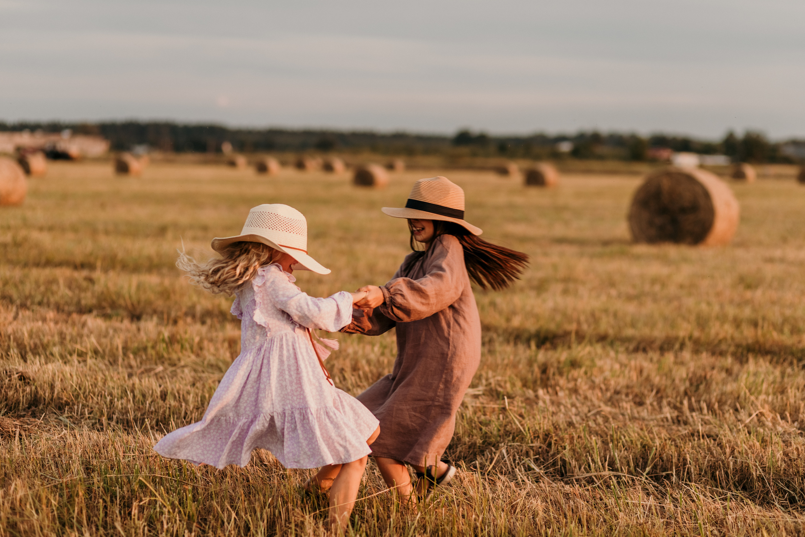 ДЕВЧОНКИ В СТОГАХ. Семейный Фотограф в Санкт-Петербурге Пушкин Анастасия Дьяконенкова