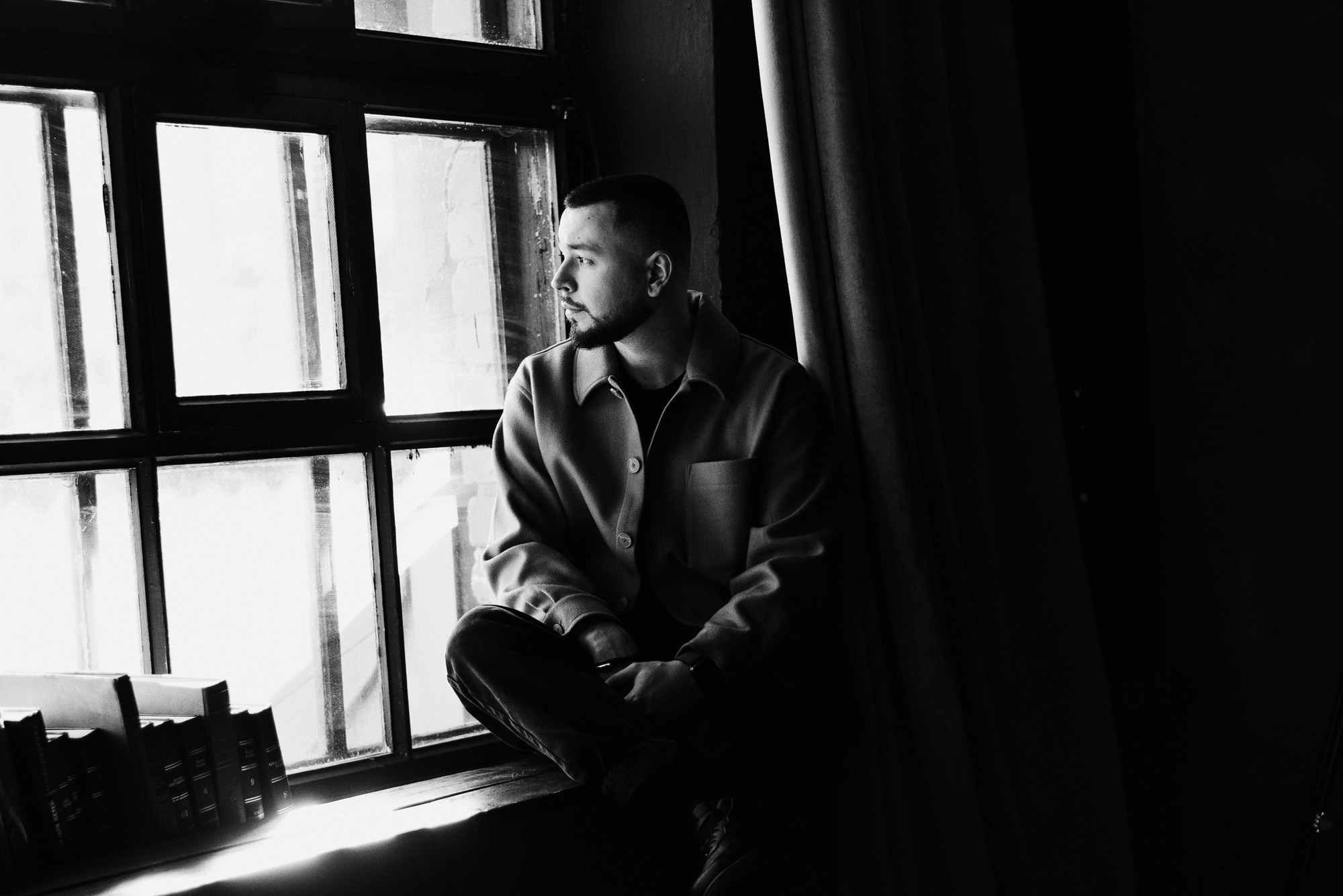 Эстетичный черно-белый мужской портрет, акцент на мимике и характере, заказать мужскую фотосессию у профессионала в Тюмени