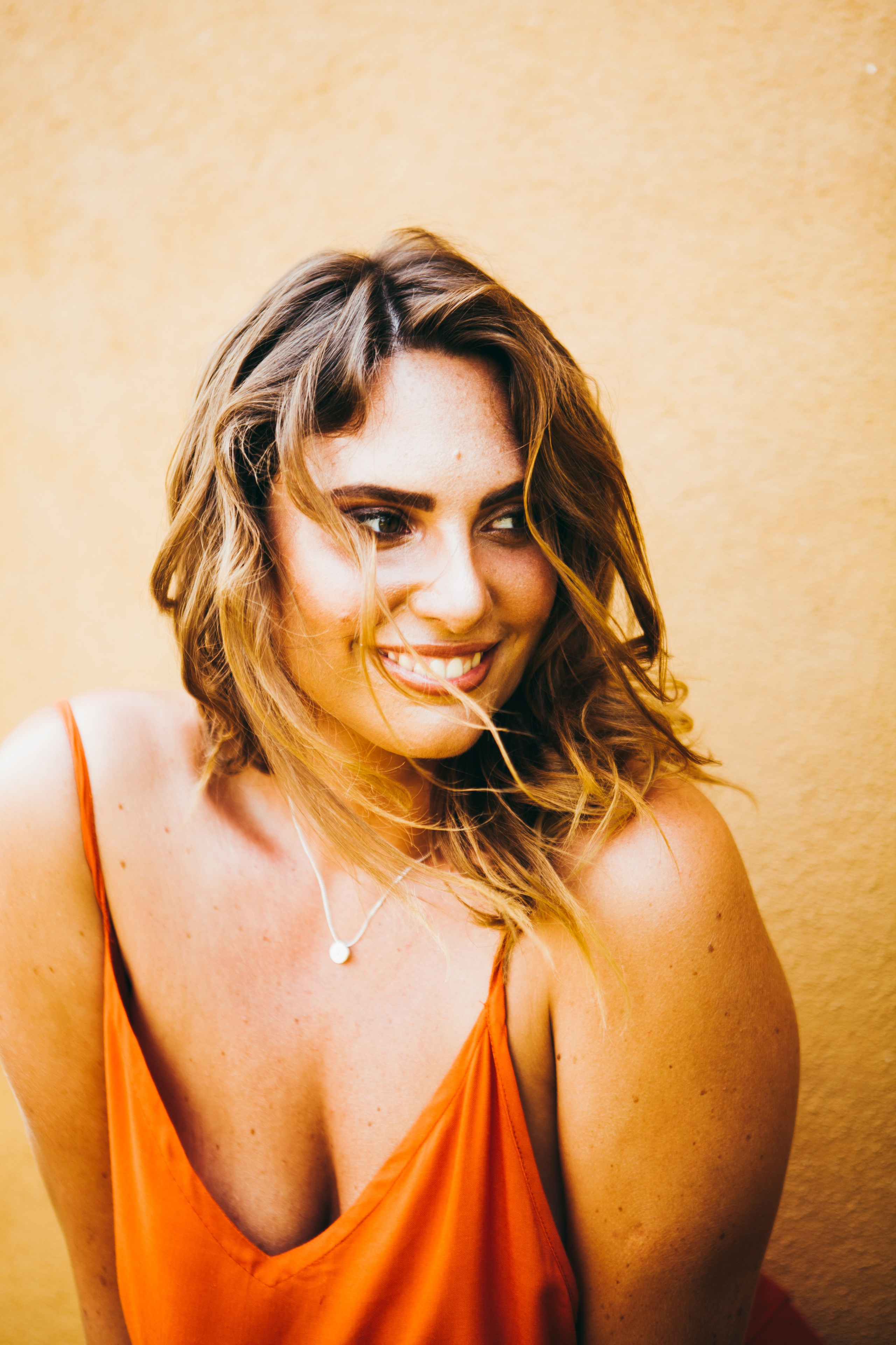 Девушка в красном платье в отеле Malabar Hill — Роскошная портретная съемка | Шри-Ланка. Фотограф на Шри-Ланке