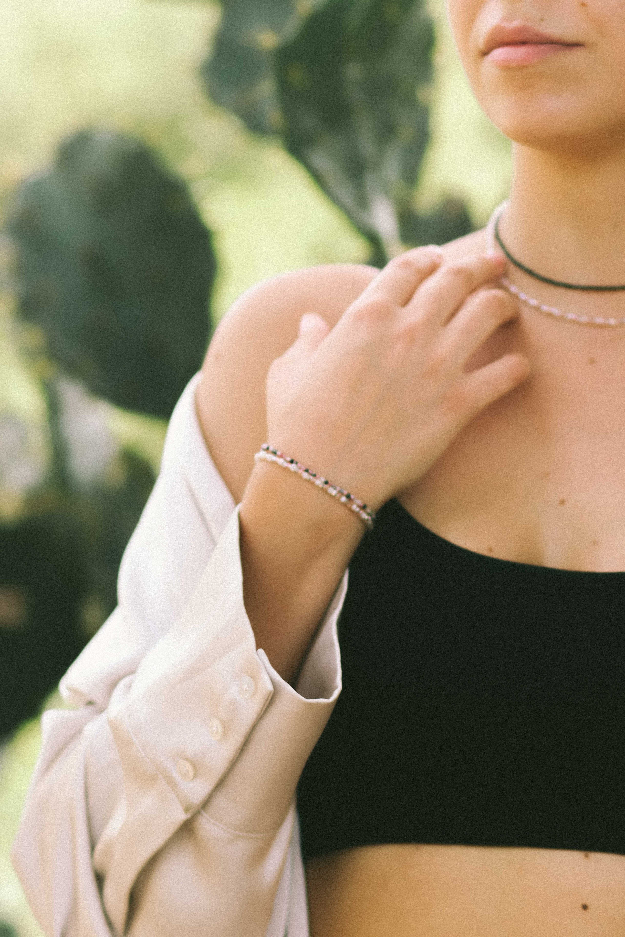 Коллекция украшения из натуральных камней. Фотограф на Шри-Ланке