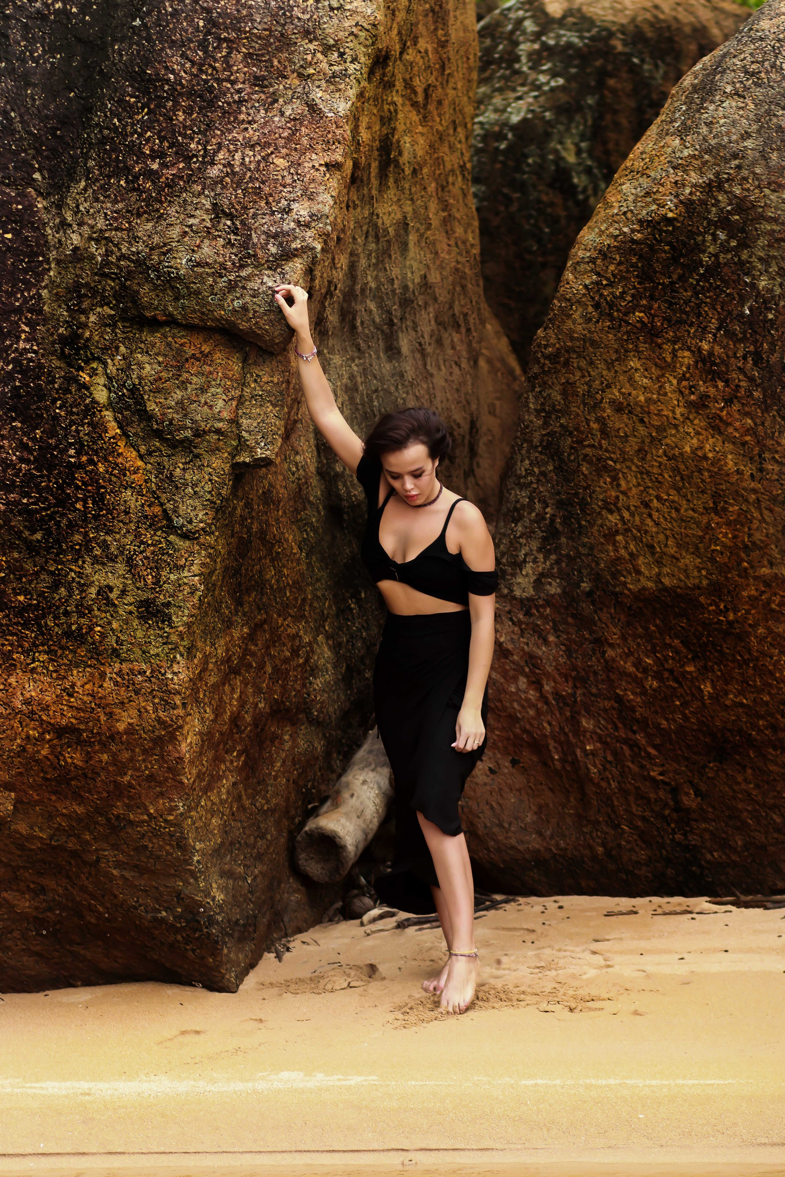 Авторская съемка среди вулканических камней Хиккадувы: воздушные туники бренда Nakota Tuwa в движении, контраст нежных тканей и дикой природ. Фотограф на Шри-Ланке