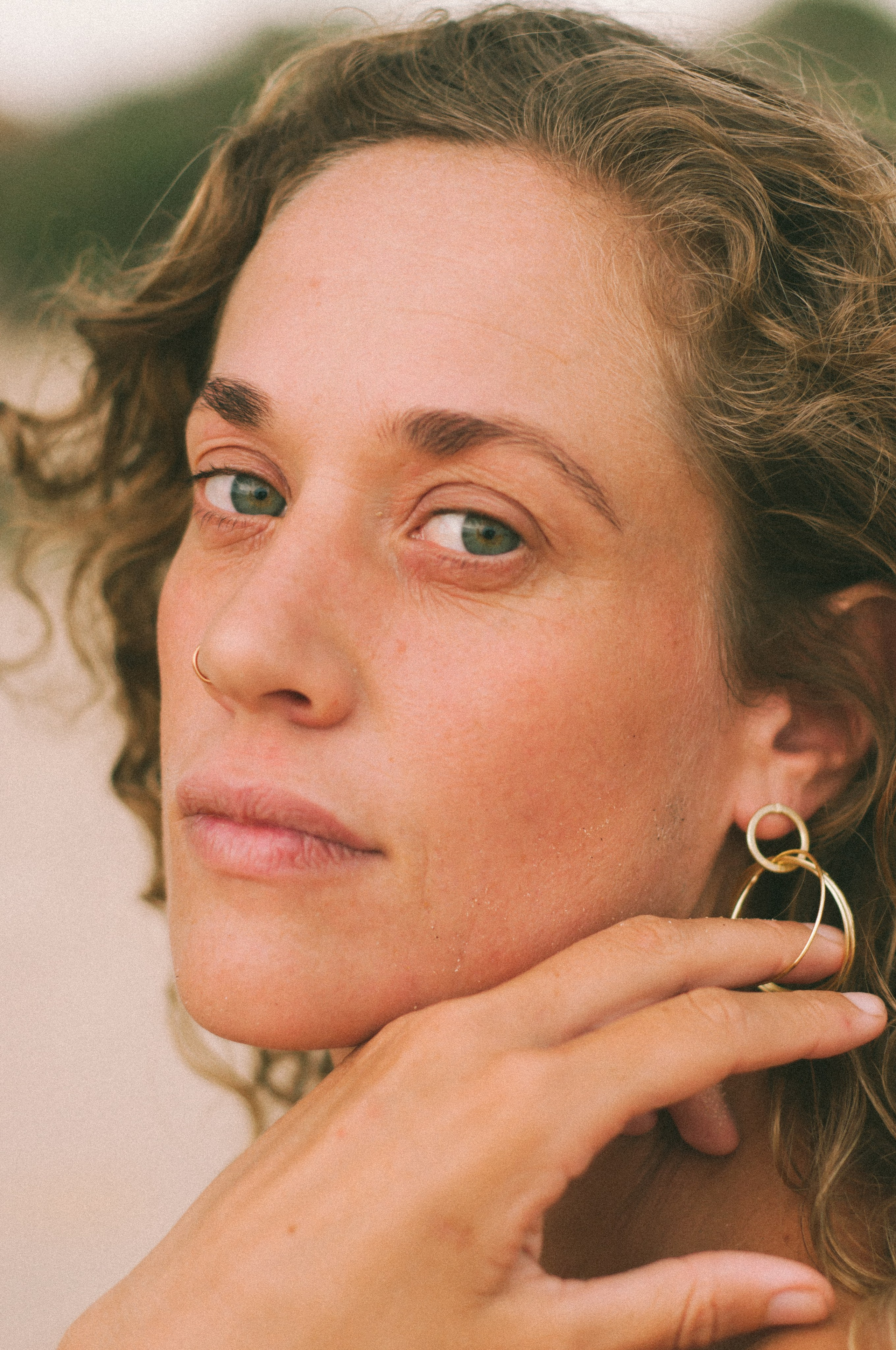 Портретная съемка в стиле 35 мм — Девушка в зеленом купальнике на пляже Поттувиль | Вера Казанцева. Фотограф на Шри-Ланке