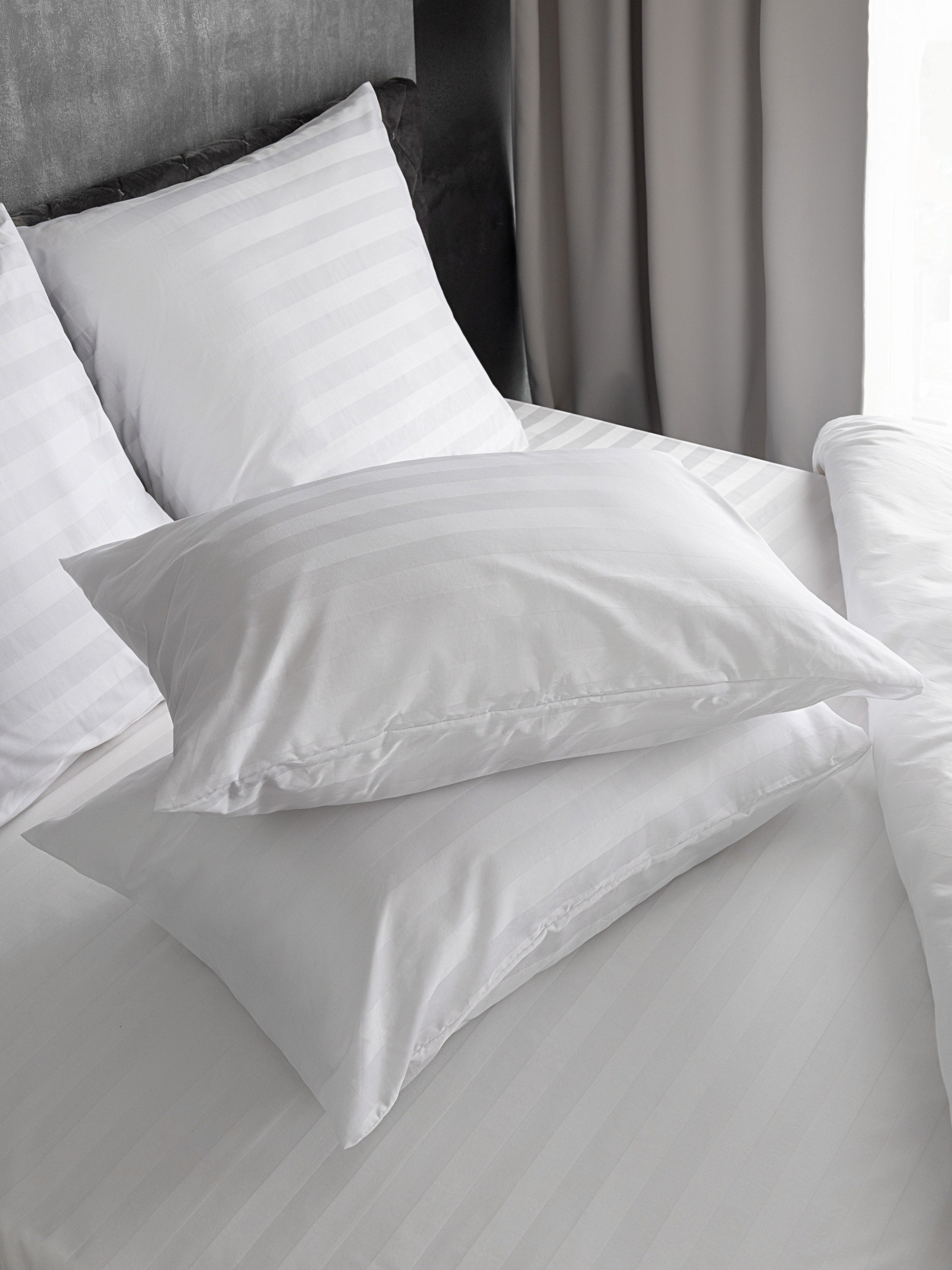 Композиция из подушек с полосатым принтом | Интерьерная фотография для бренда