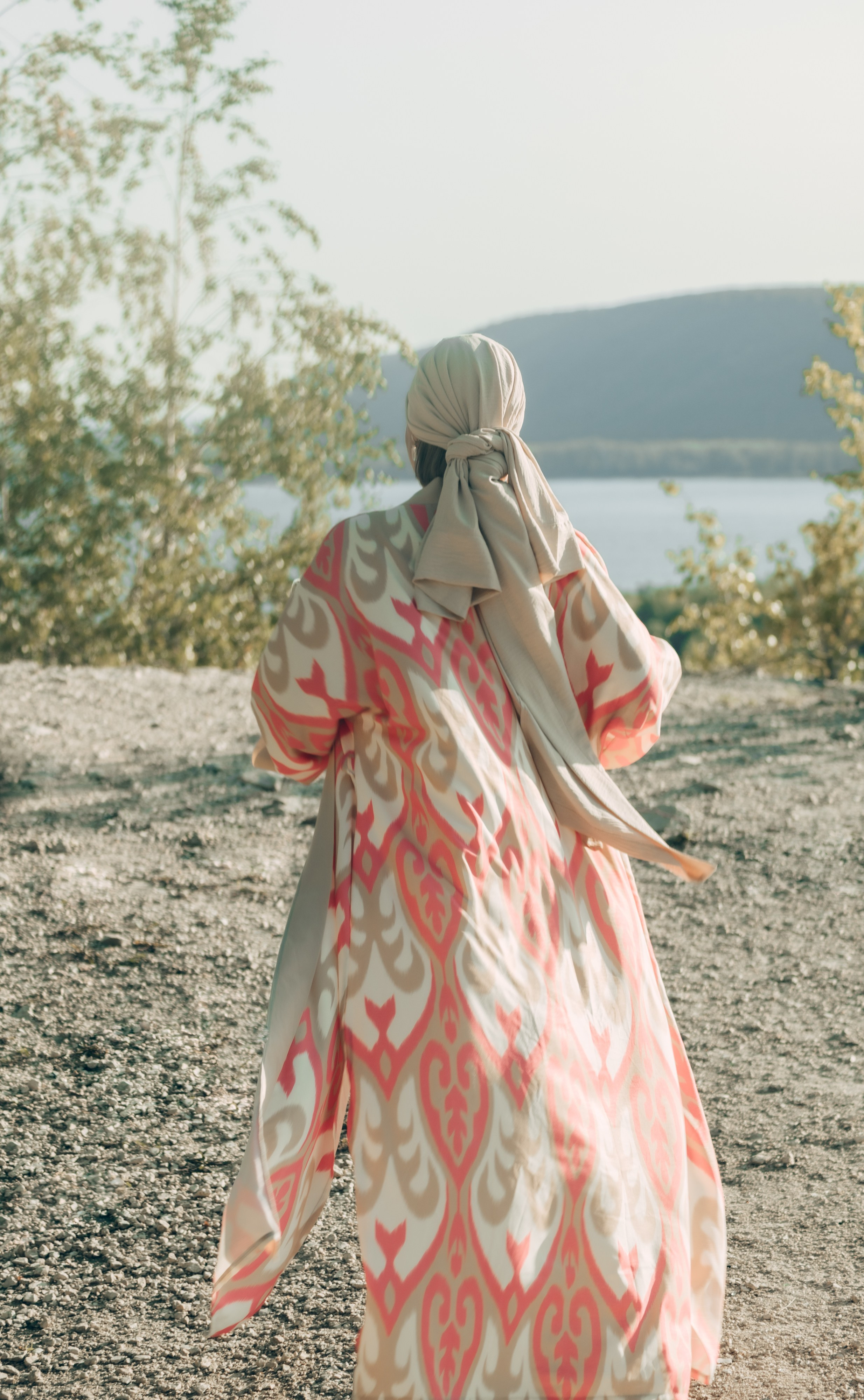 Женский образ в фольклорной стилистике среди летнего пейзажа