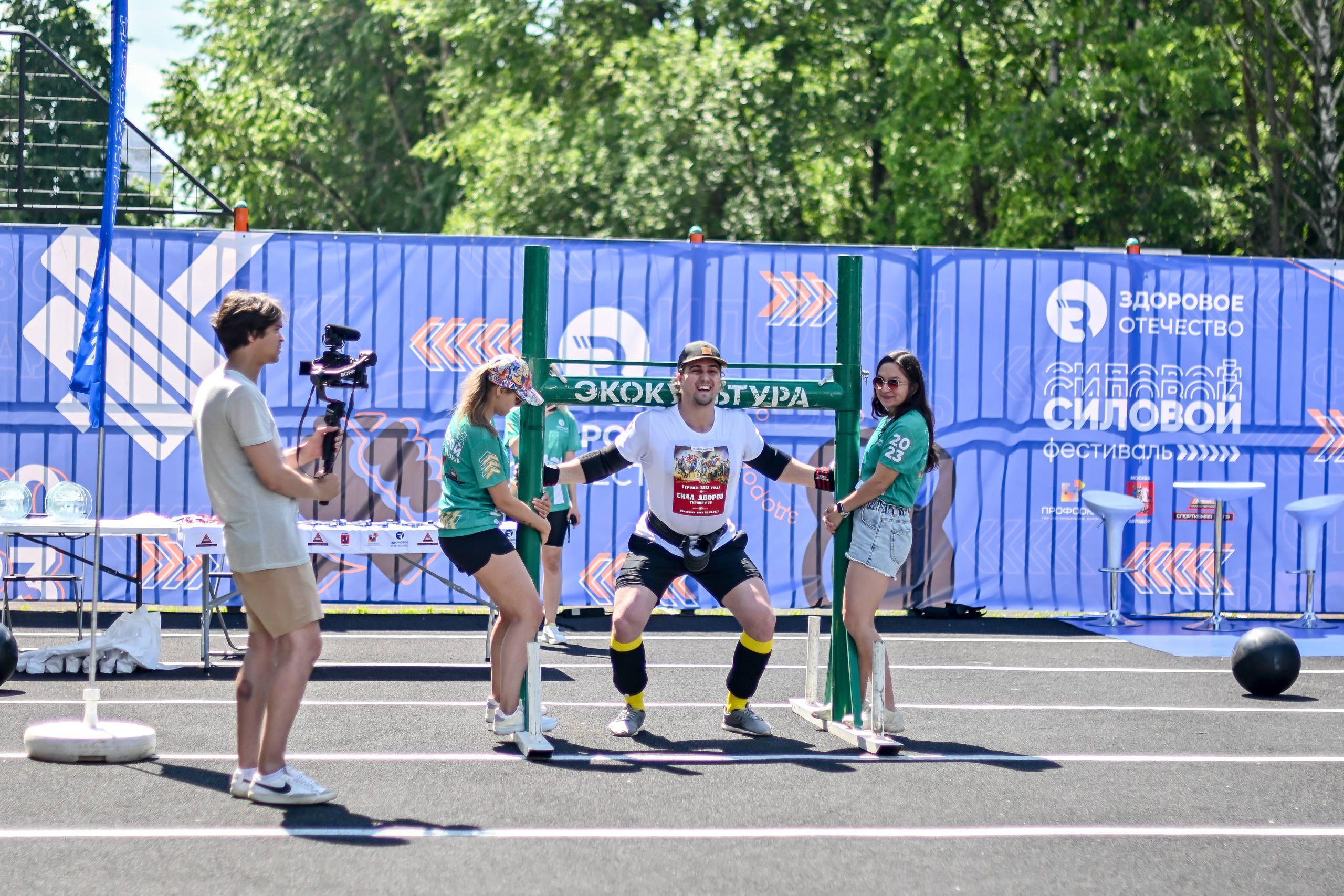 СТРОНГ. Фотограф для бизнесконтента, репортажей и семейного альбома в Москве