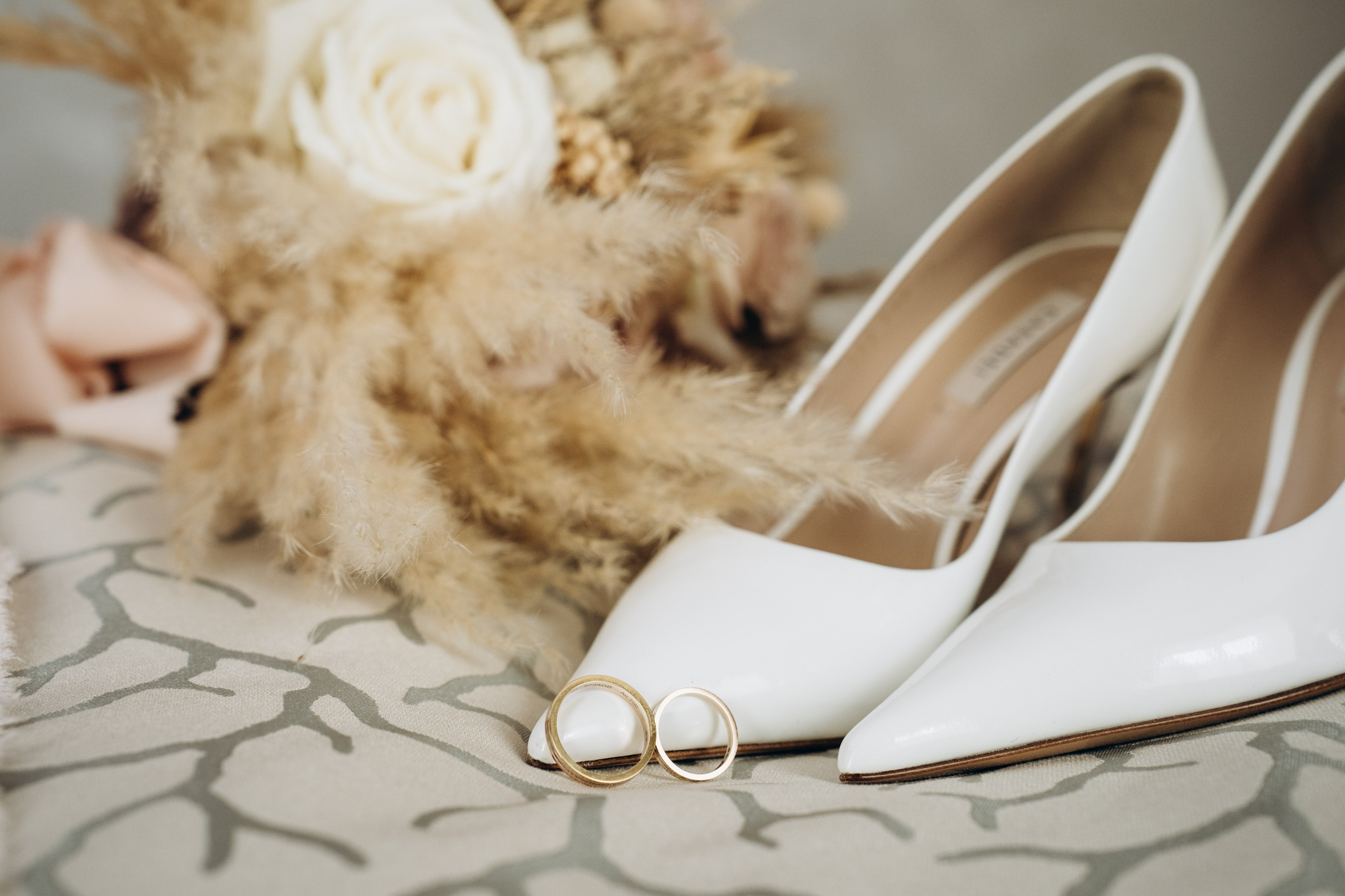 Невеста улыбается, держась за букет — эмоциональные моменты сборов, наполненные ожиданием и радостью.