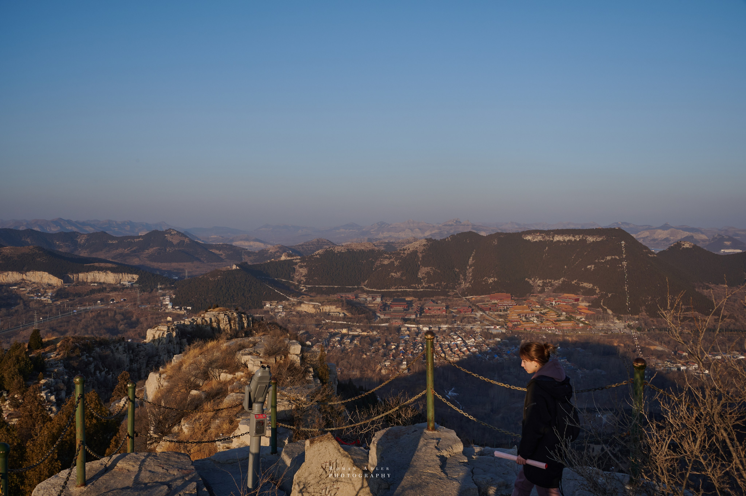 Рассвет на храмовой горе Юнмень. Цинчжоу. Фотограф Роман Адлер