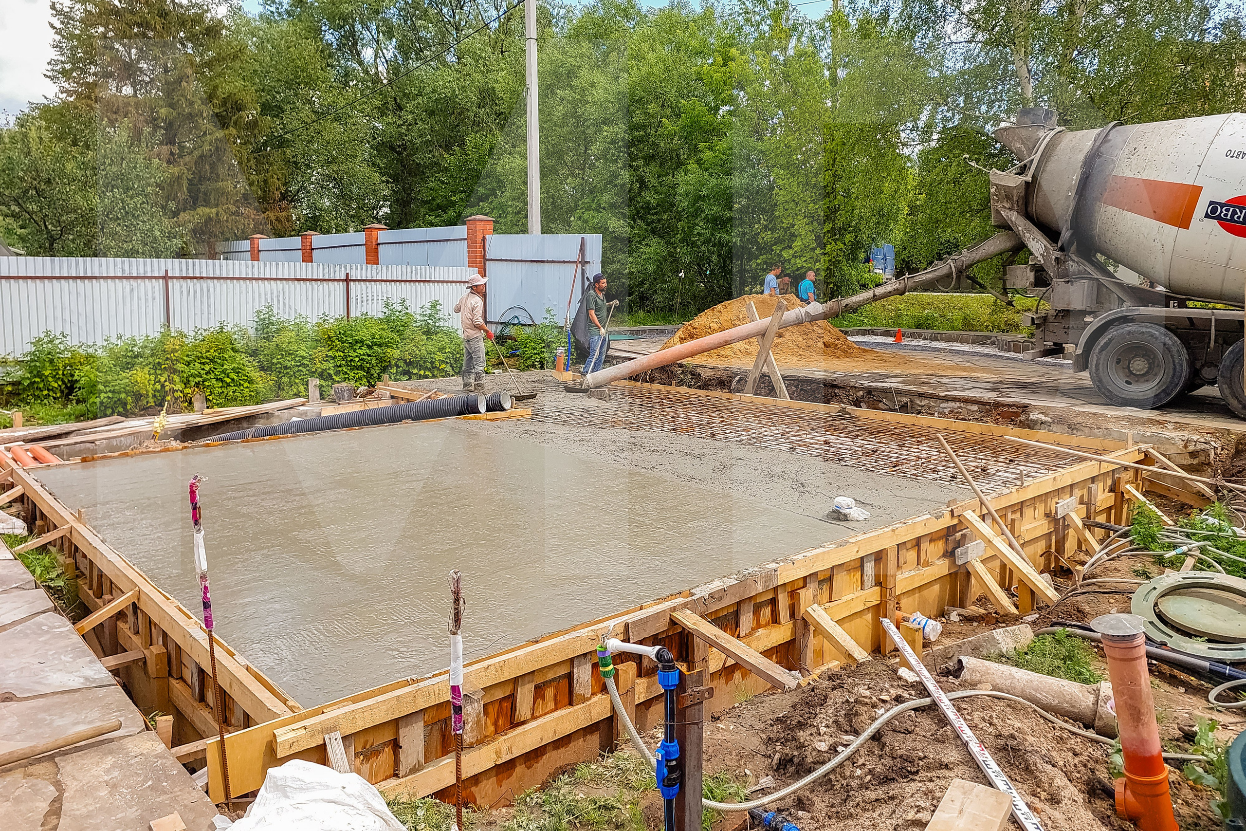 Заливка фундамента гаража — бетонная смесь и опалубка