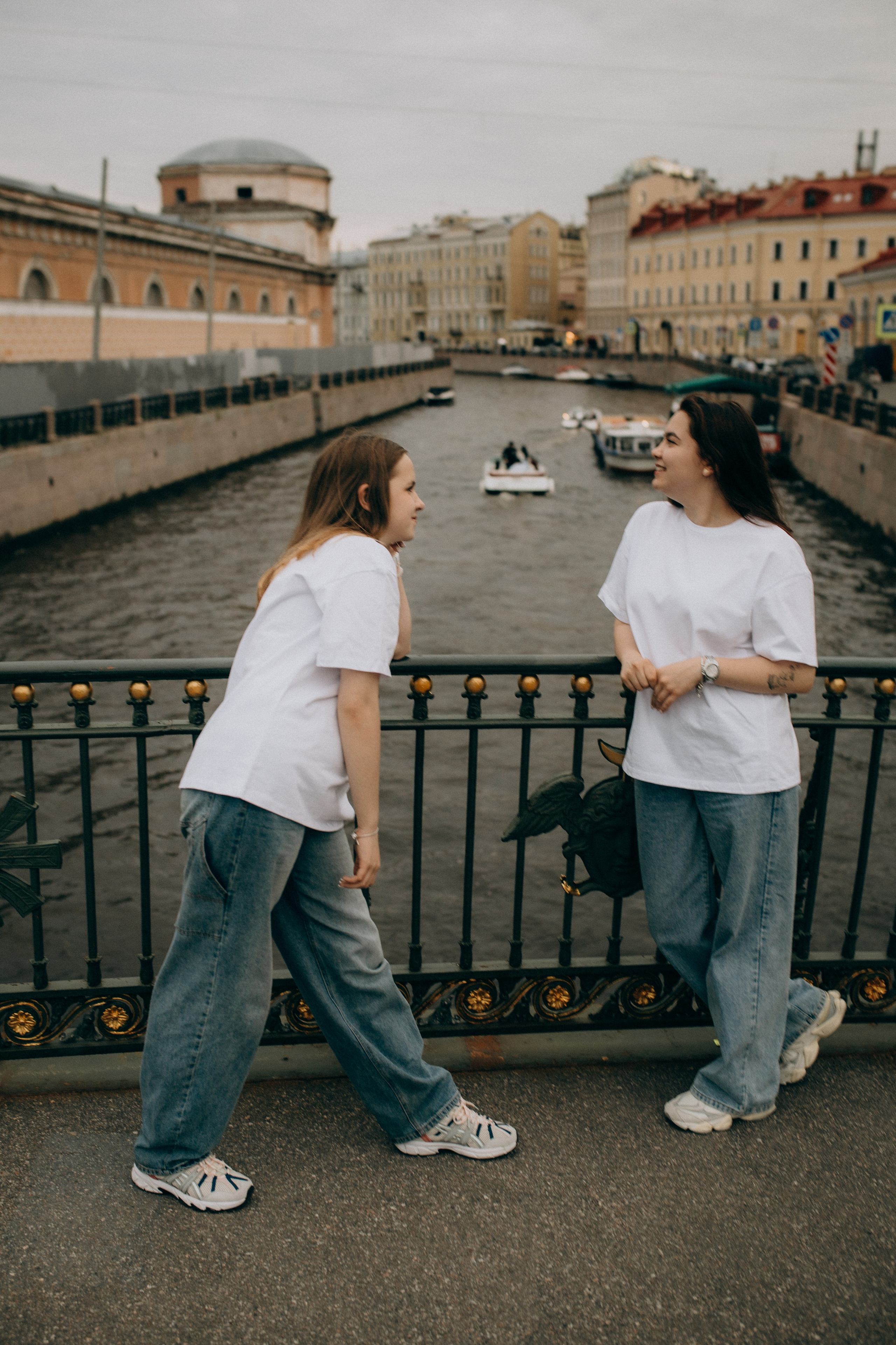 Фотосессия для сестёр: прогулка по Питеру. Фотограф Санкт-Петербург Князева Елизавета