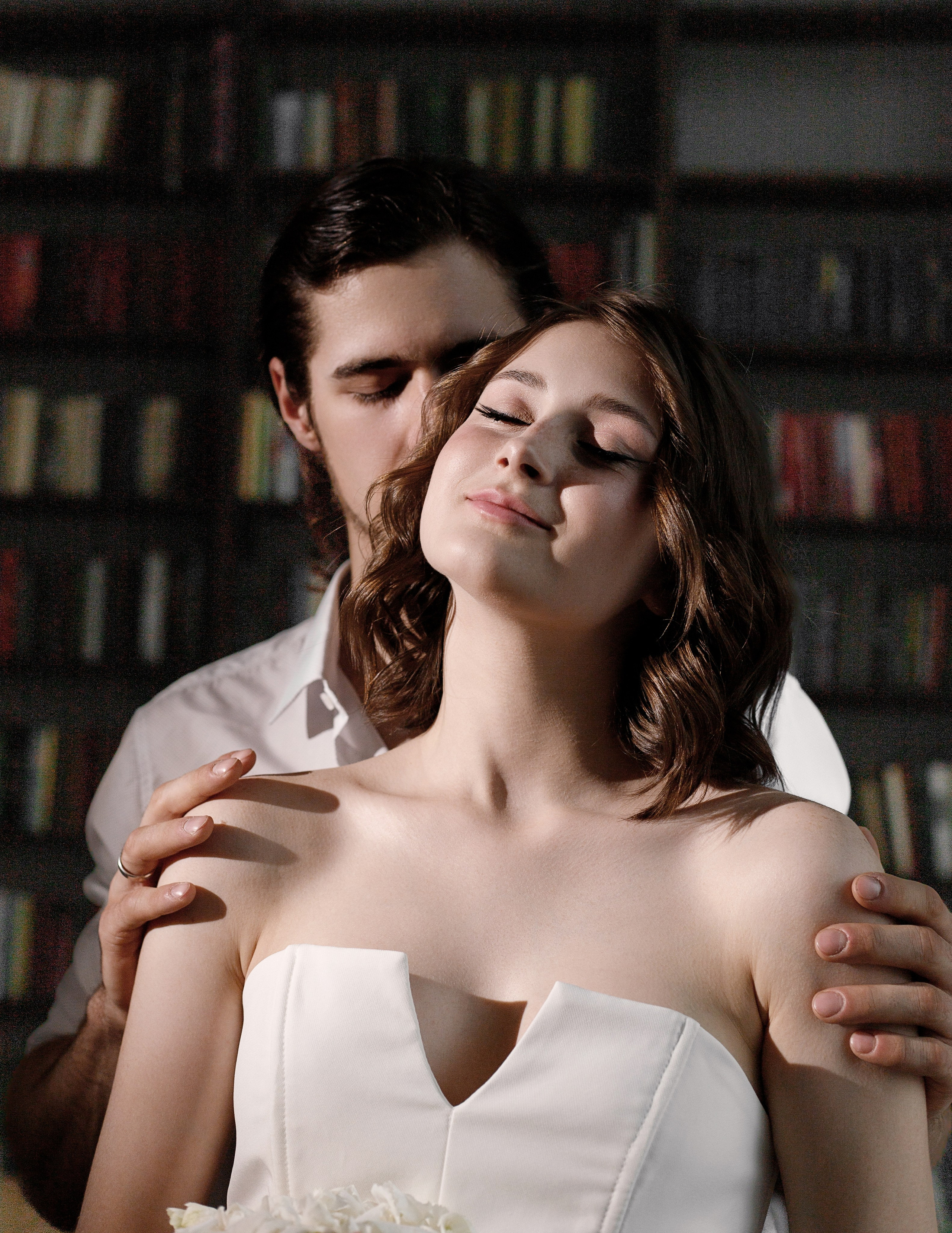 Магия свадебного дня в Новосибирске, свадебная лавстори в студии и на уличной локации. Фотограф Ольга Баранова