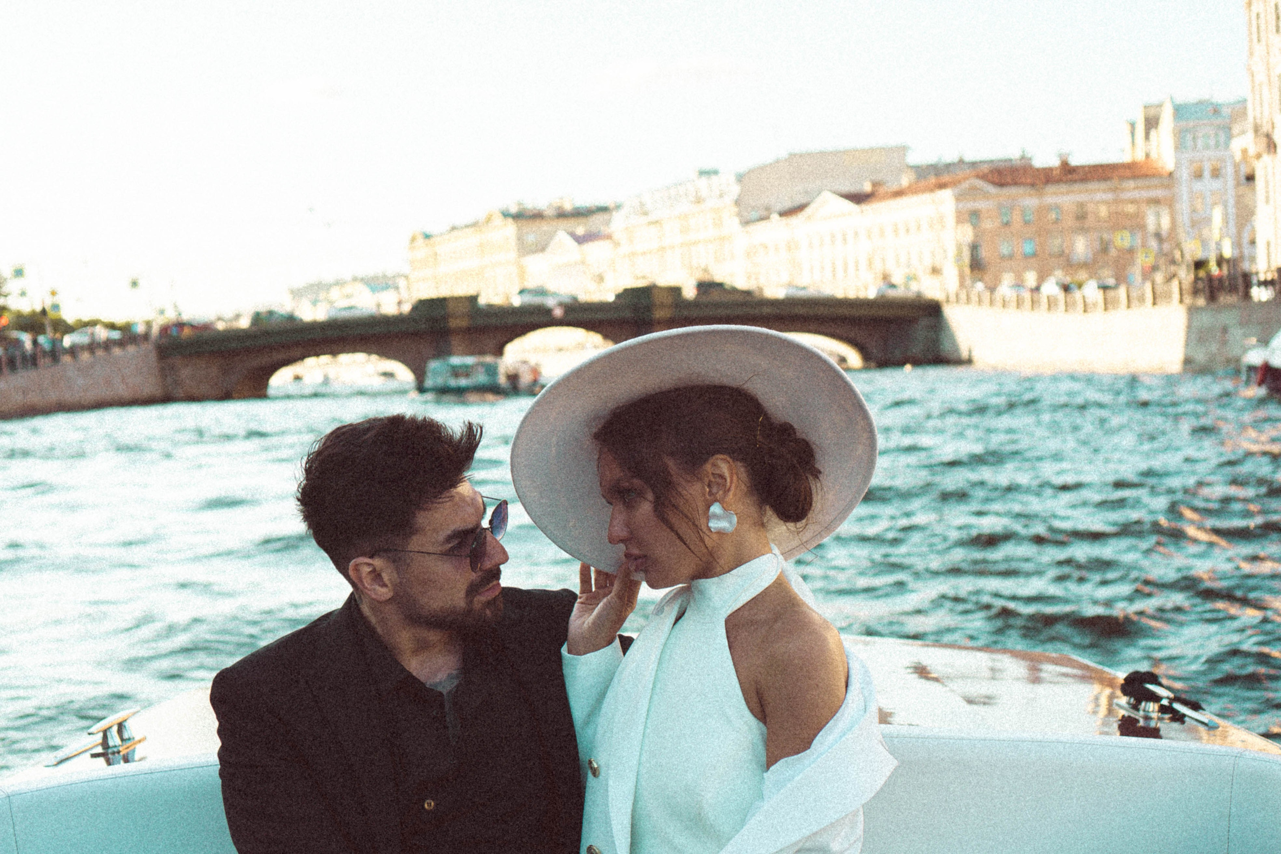 СВАДЕНБНАЯ СЬЕМКА НА КАТЕРЕ ПО КАНАЛАМ САНКТ-ПЕТЕРБУРГА И В АКВАТОРИИ НЕВЫ. Профессиональный фотограф, Санкт-Петербург — Виктория Богомолова