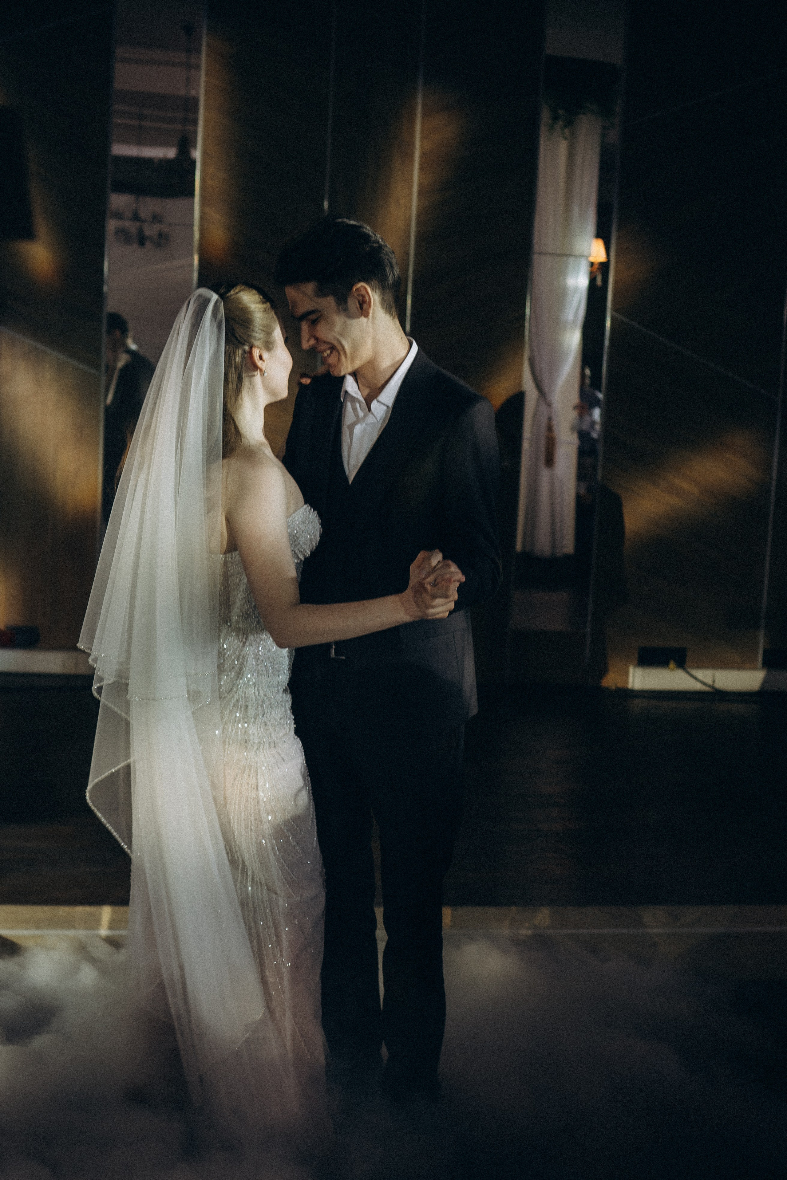 ПЕРВЫЙ ТАНЕЦ МОЛОДЫХ НА БАНКЕТЕ. ТРОГАТЕЛЬНЫЙ МОМЕНТ (СНЯТО В СИБИРЕ В НИЖНЕВАРТОВСКЕ). Профессиональный фотограф, Санкт-Петербург — Виктория Богомолова