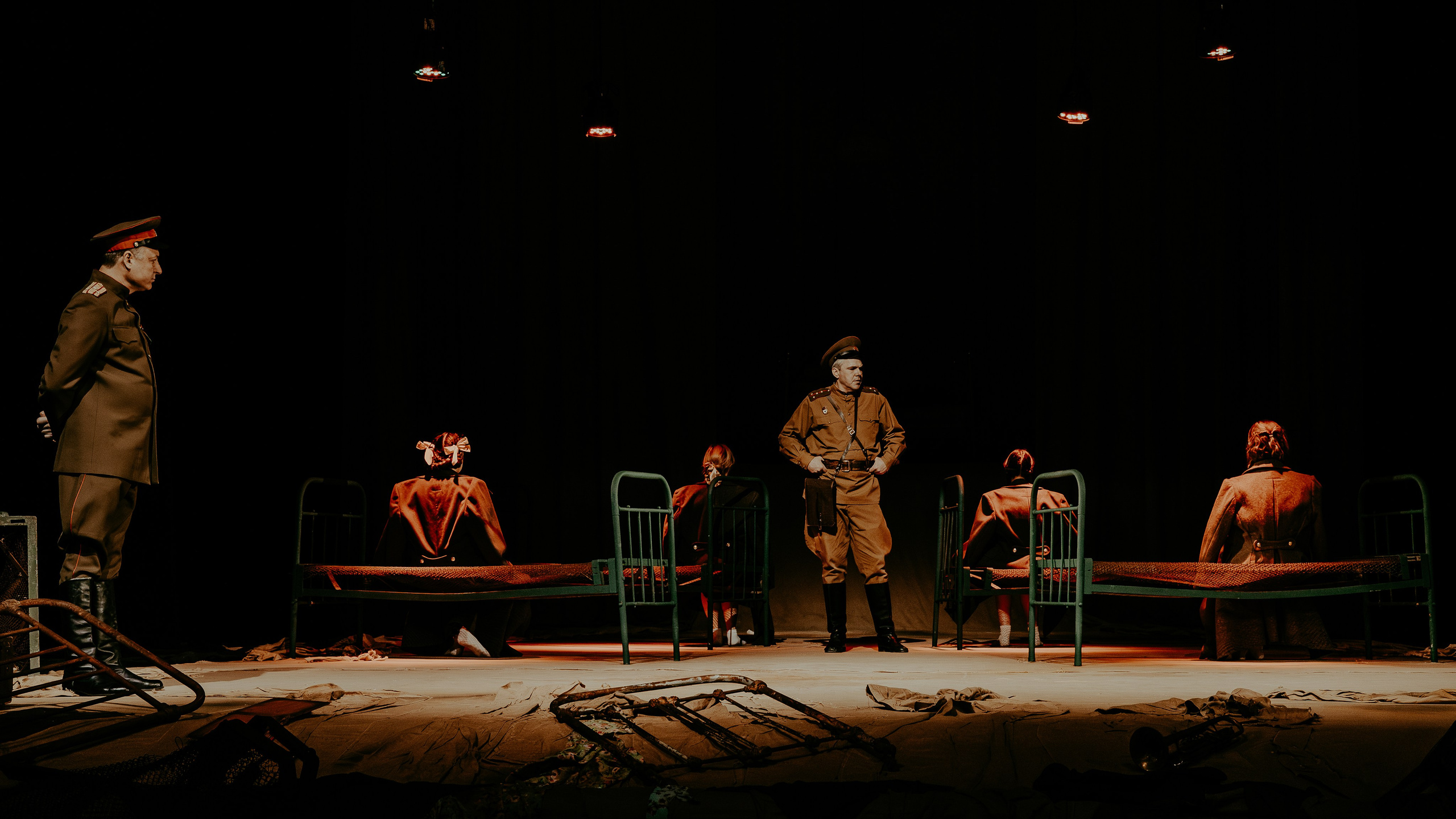 Театр Юного Зрителя " Не покидай меня». Фотограф Марк Файзулин