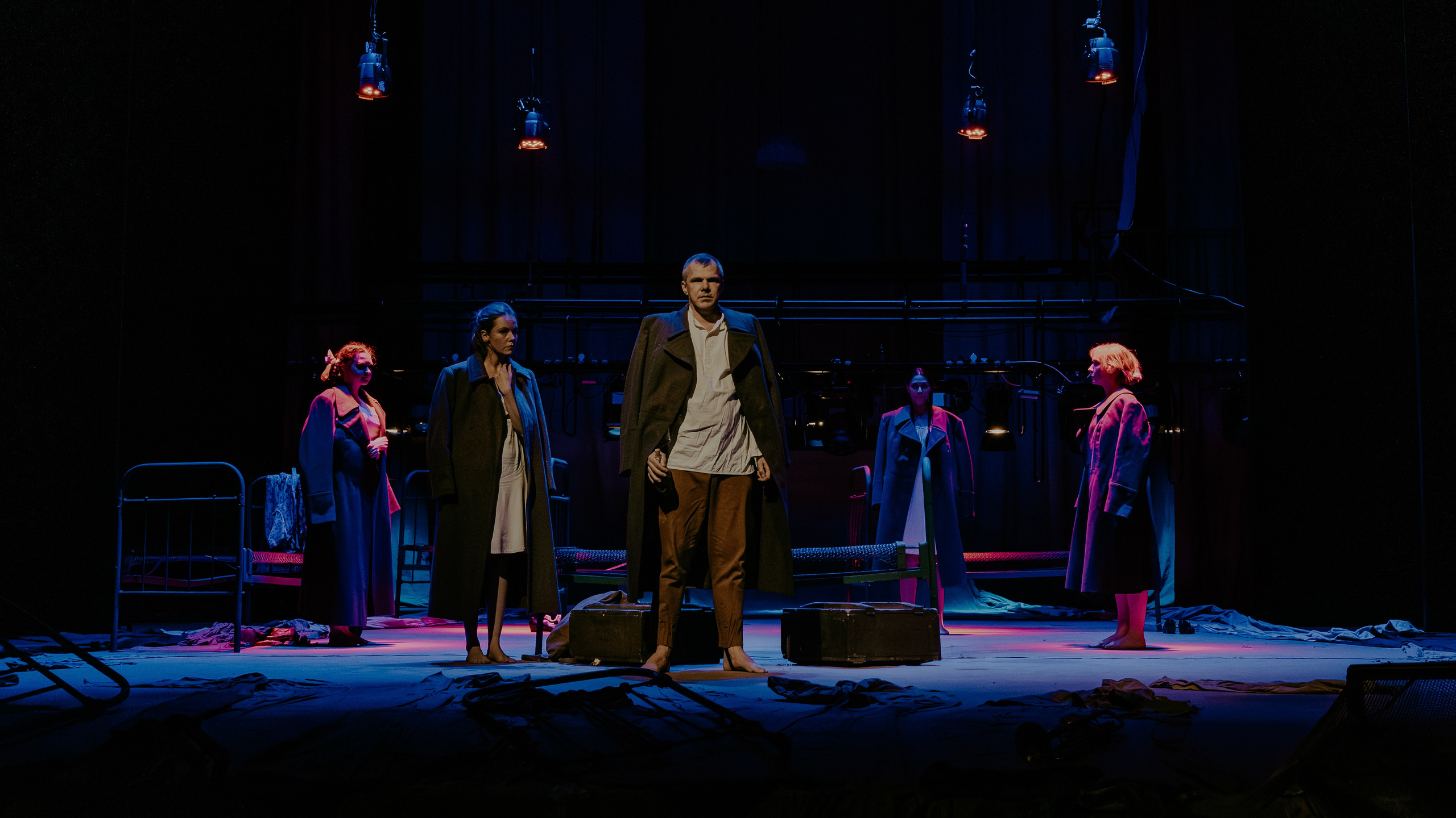 Театр Юного Зрителя " Не покидай меня». Фотограф Марк Файзулин