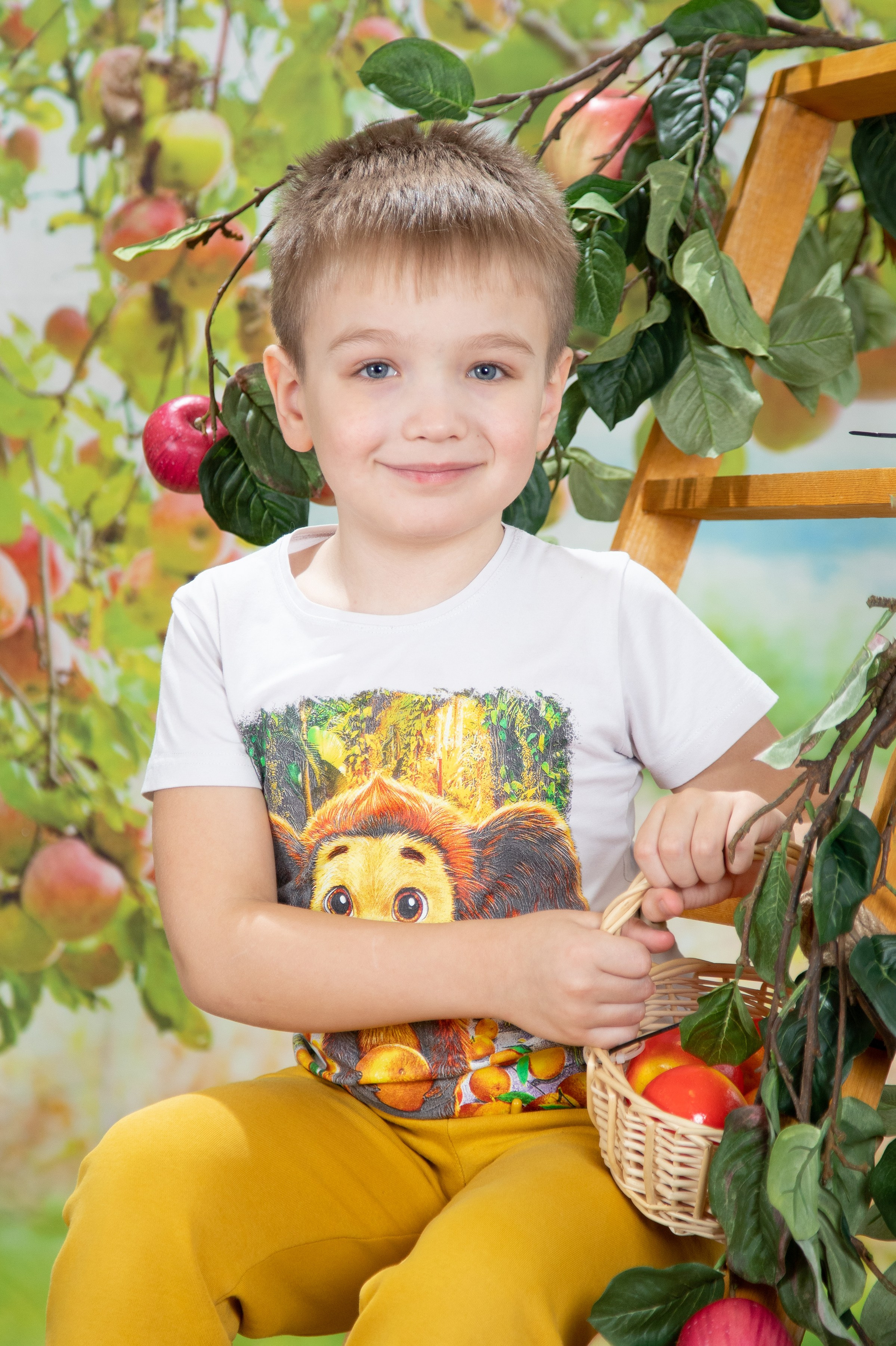 Фотосессия «Под яблоней». Детская фотостудия «Фоточка» Москва Зеленоград фотопроекты, выпускные альбомы