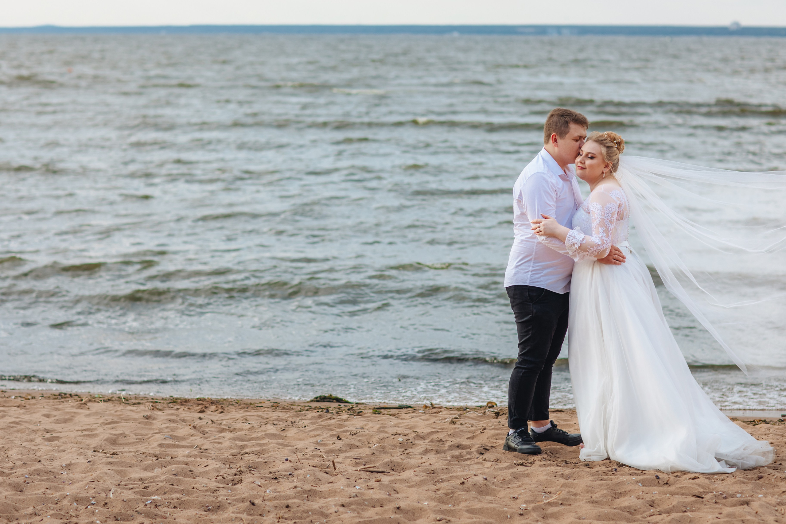 Евгения и Илья. ЗАГС Калининского района и прогулка на Финском заливе. Свадебный и семейный фотограф в Санкт-Петербурге и Сестрорецке