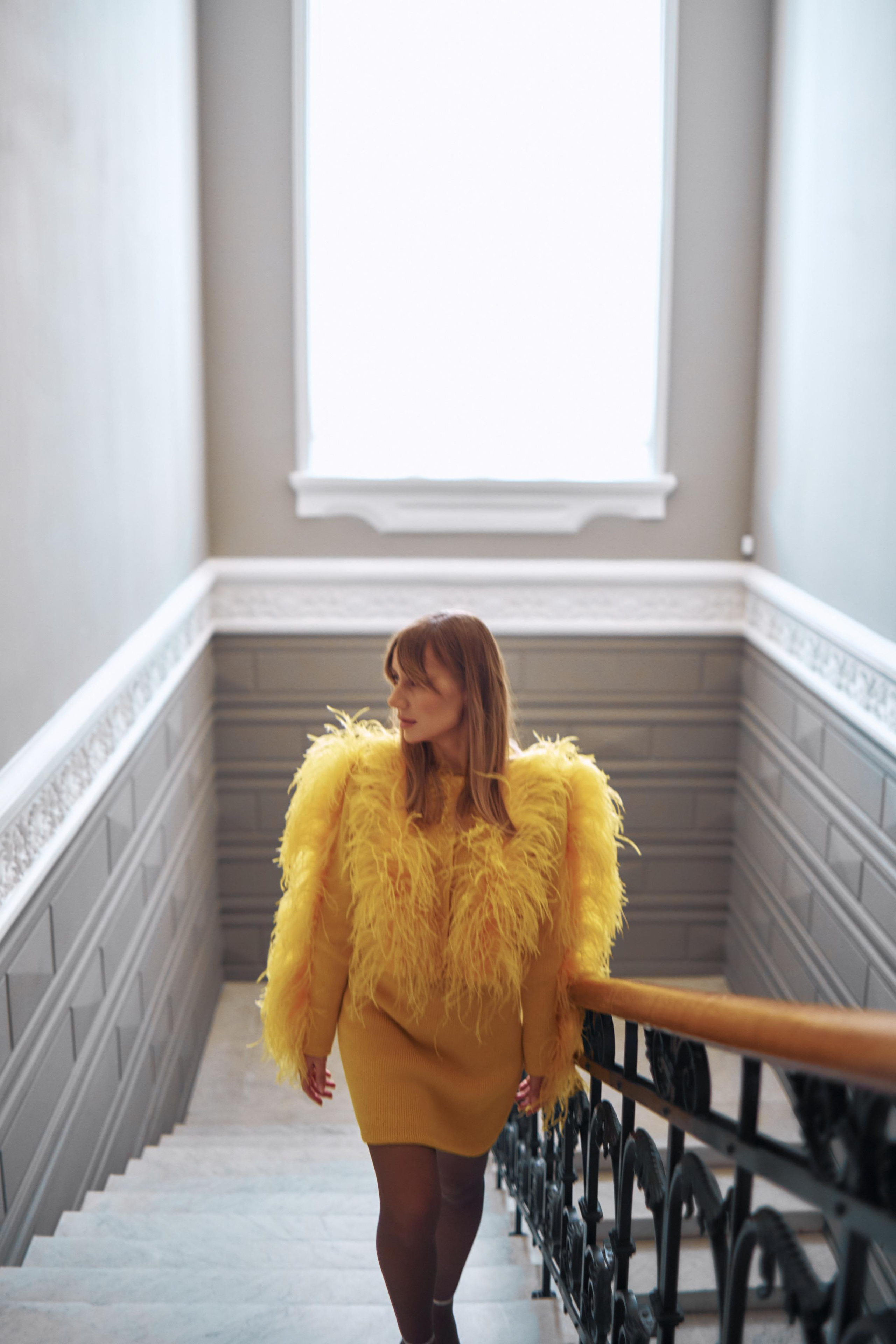 Алина в музее. Меня зовут Сабина, и я ваш фотограф