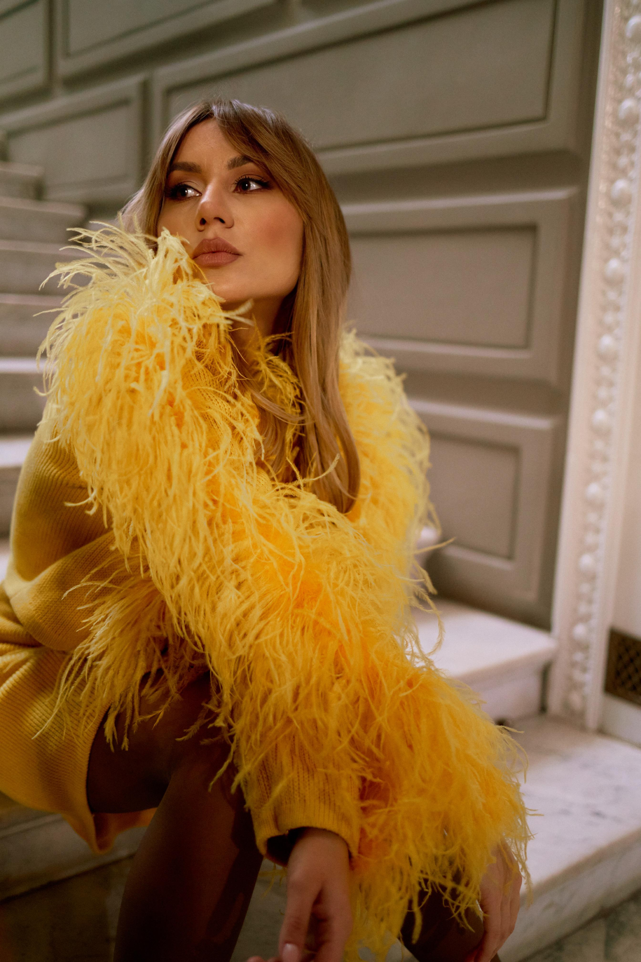 Алина в музее. Меня зовут Сабина, и я ваш фотограф