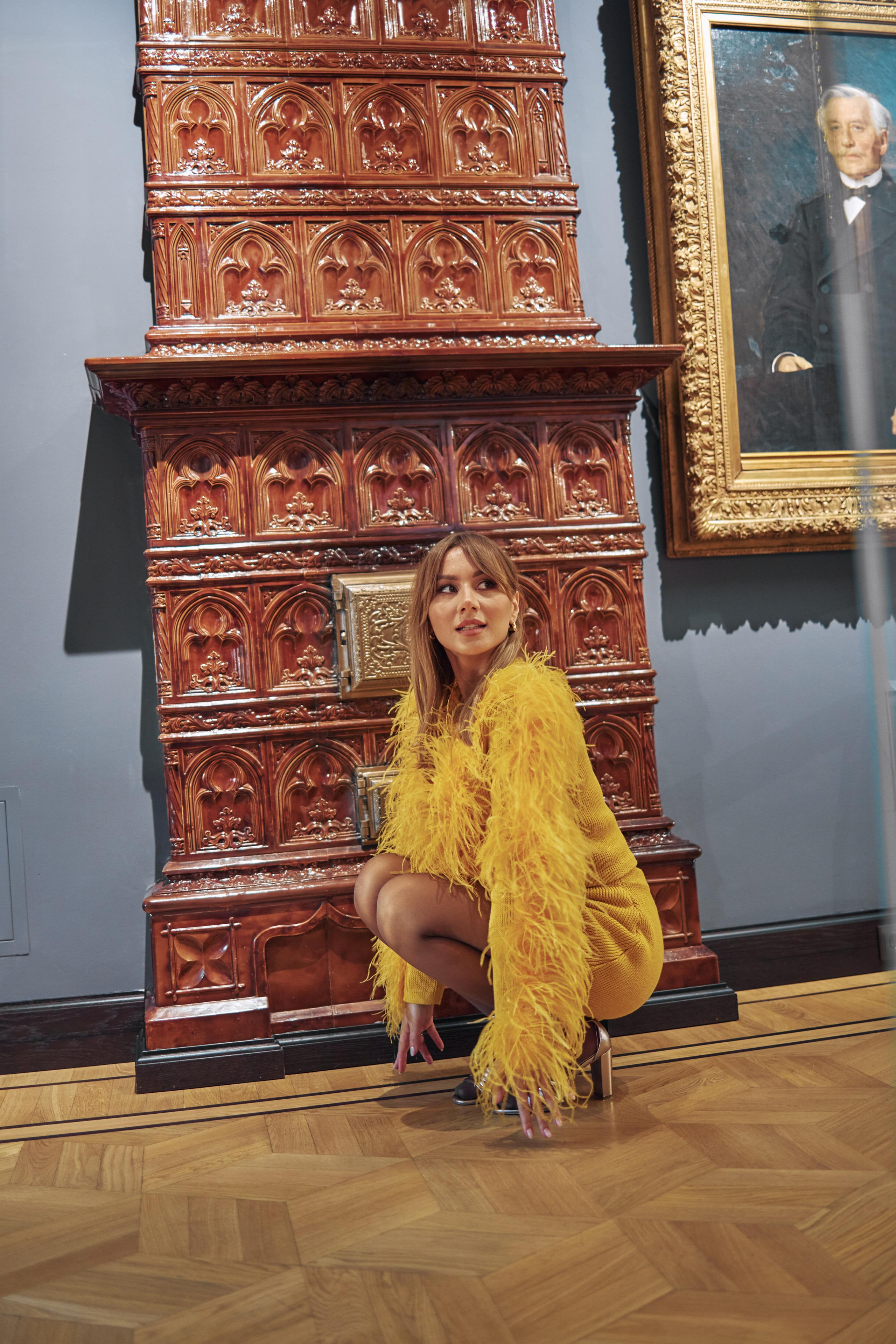 Алина в музее. Меня зовут Сабина, и я ваш фотограф