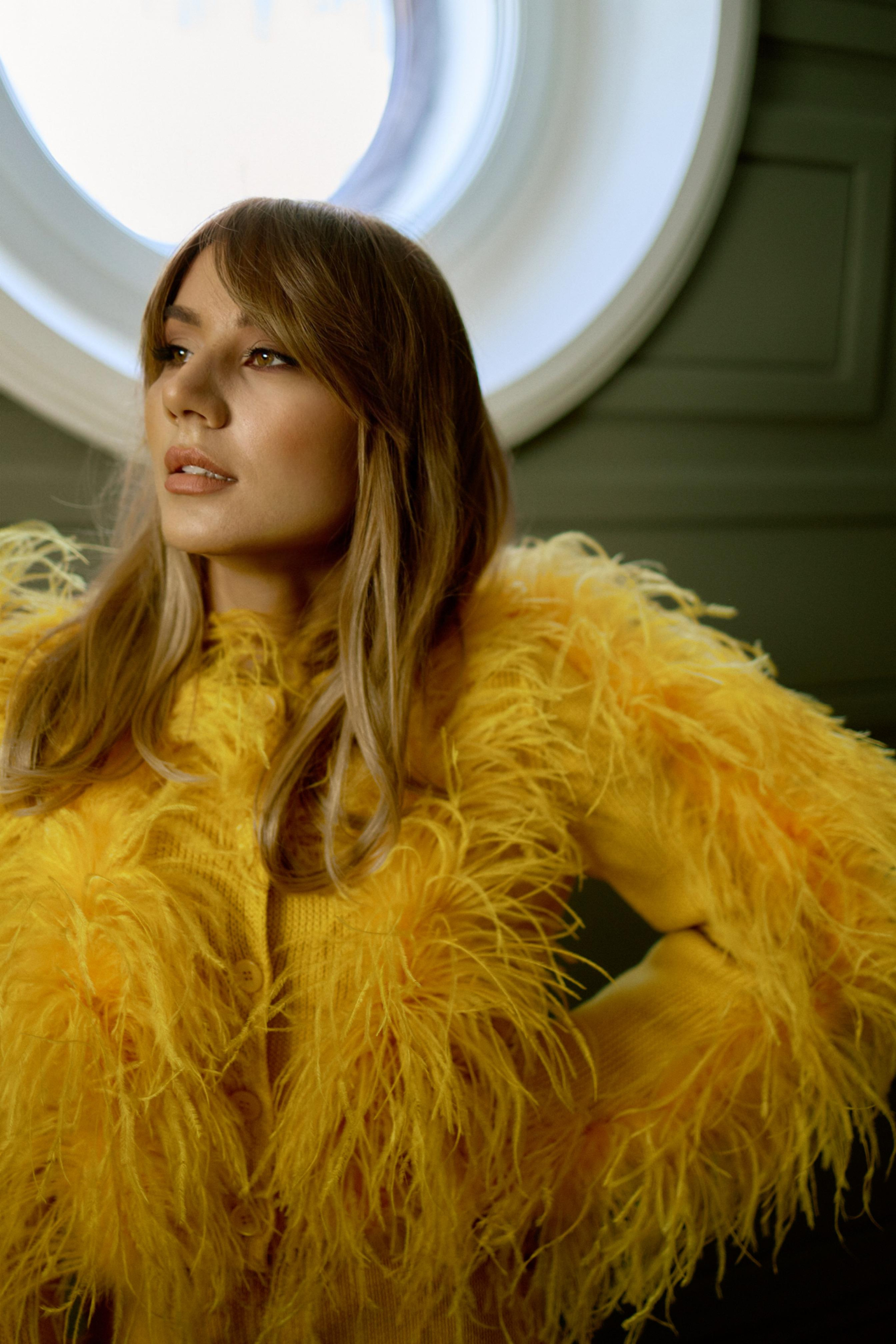 Алина в музее. Меня зовут Сабина, и я ваш фотограф