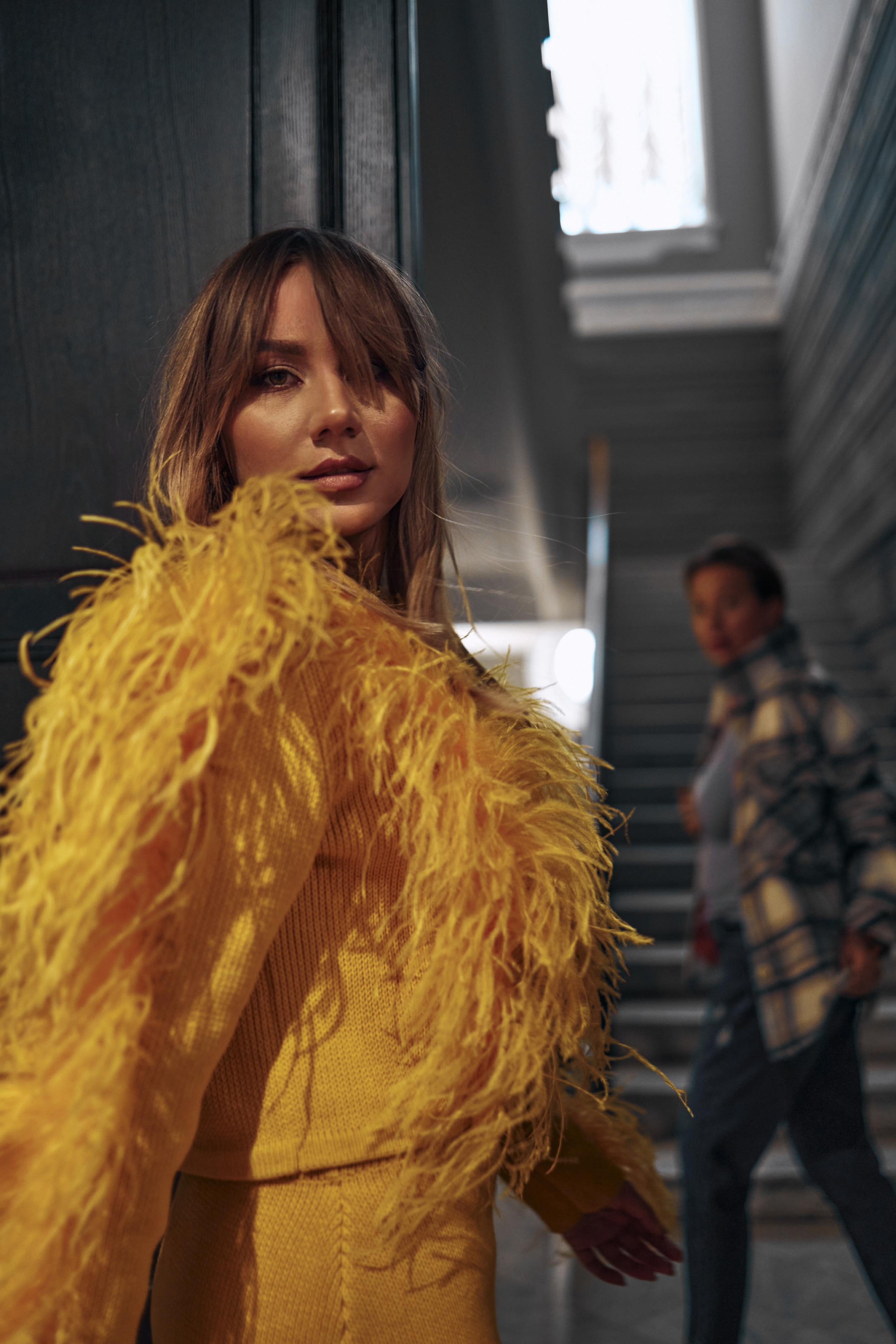 Алина в музее. Меня зовут Сабина, и я ваш фотограф