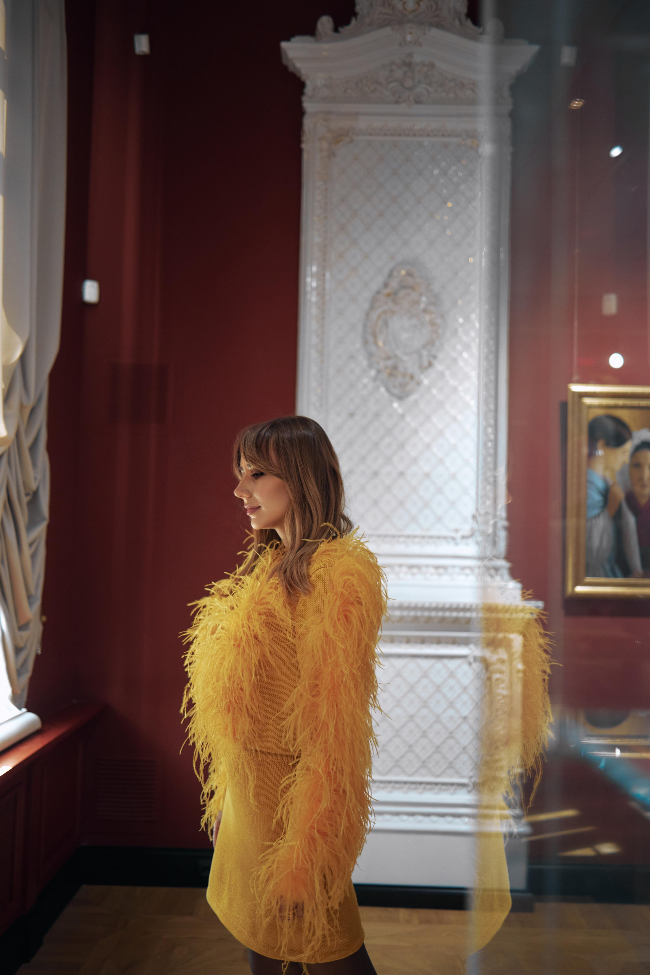 Алина в музее. Меня зовут Сабина, и я ваш фотограф