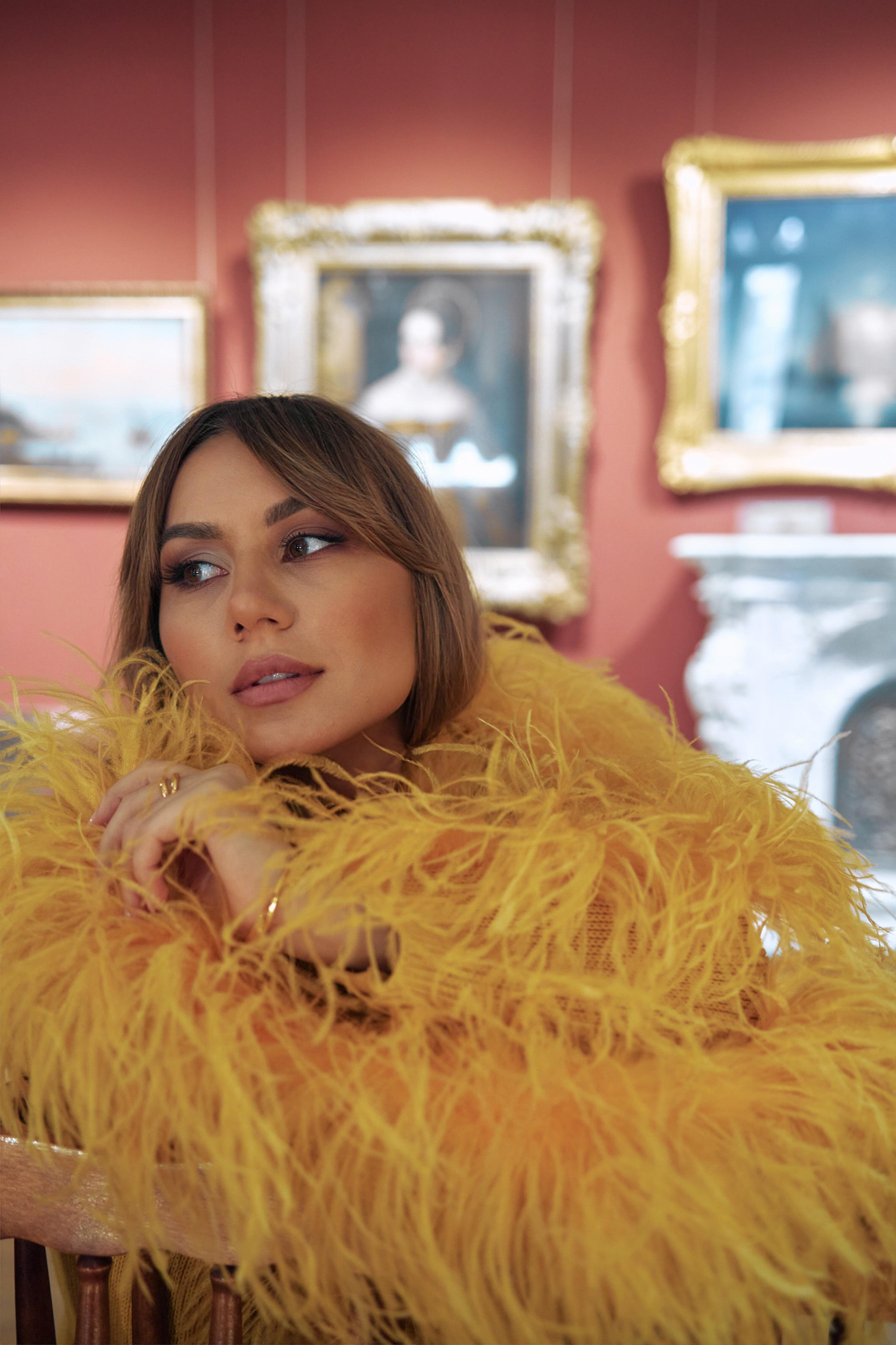 Алина в музее. Меня зовут Сабина, и я ваш фотограф