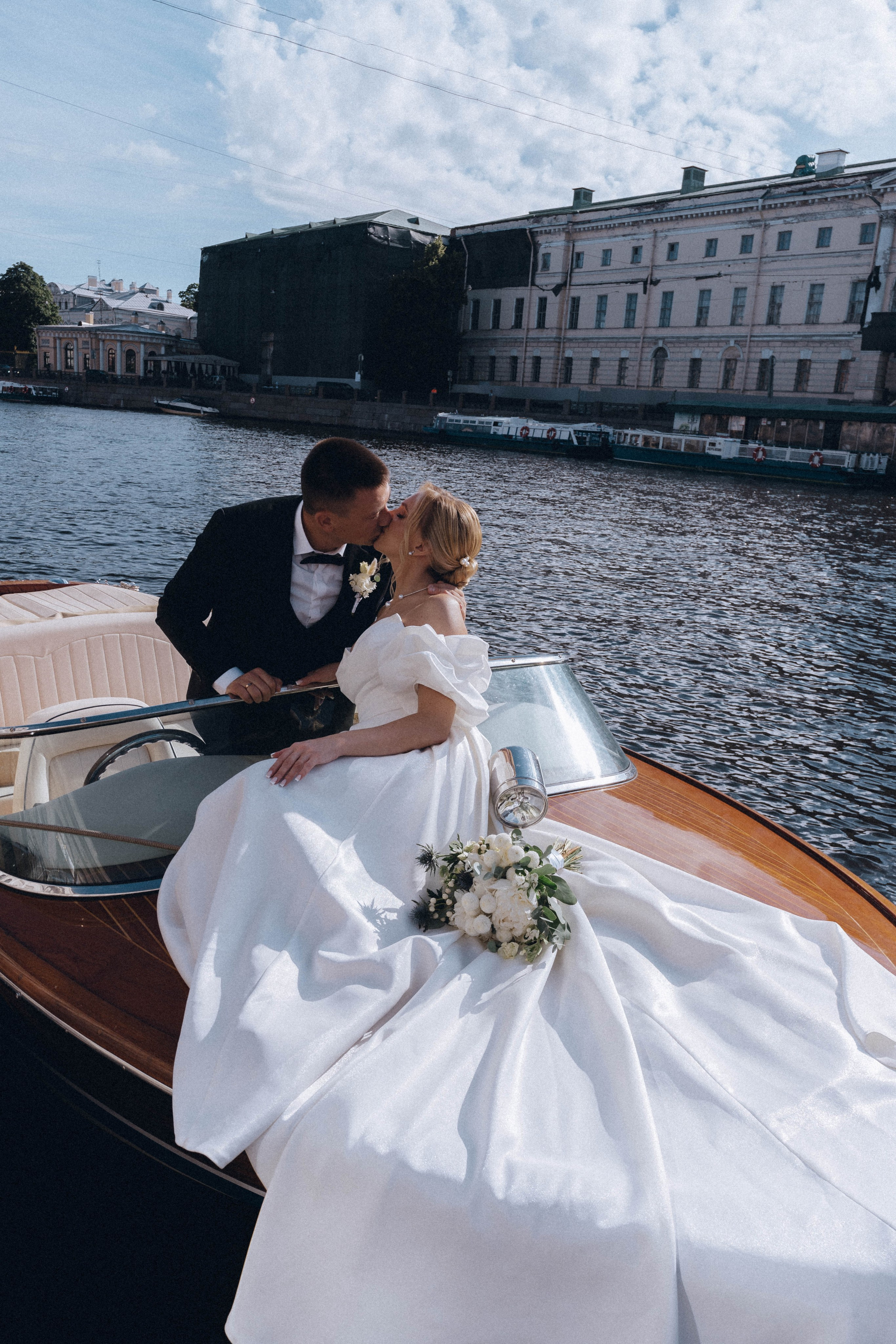 СВАДЕНБНАЯ СЬЕМКА НА КАТЕРЕ ПО КАНАЛАМ САНКТ-ПЕТЕРБУРГА И В АКВАТОРИИ НЕВЫ. Профессиональный фотограф, Санкт-Петербург — Виктория Богомолова