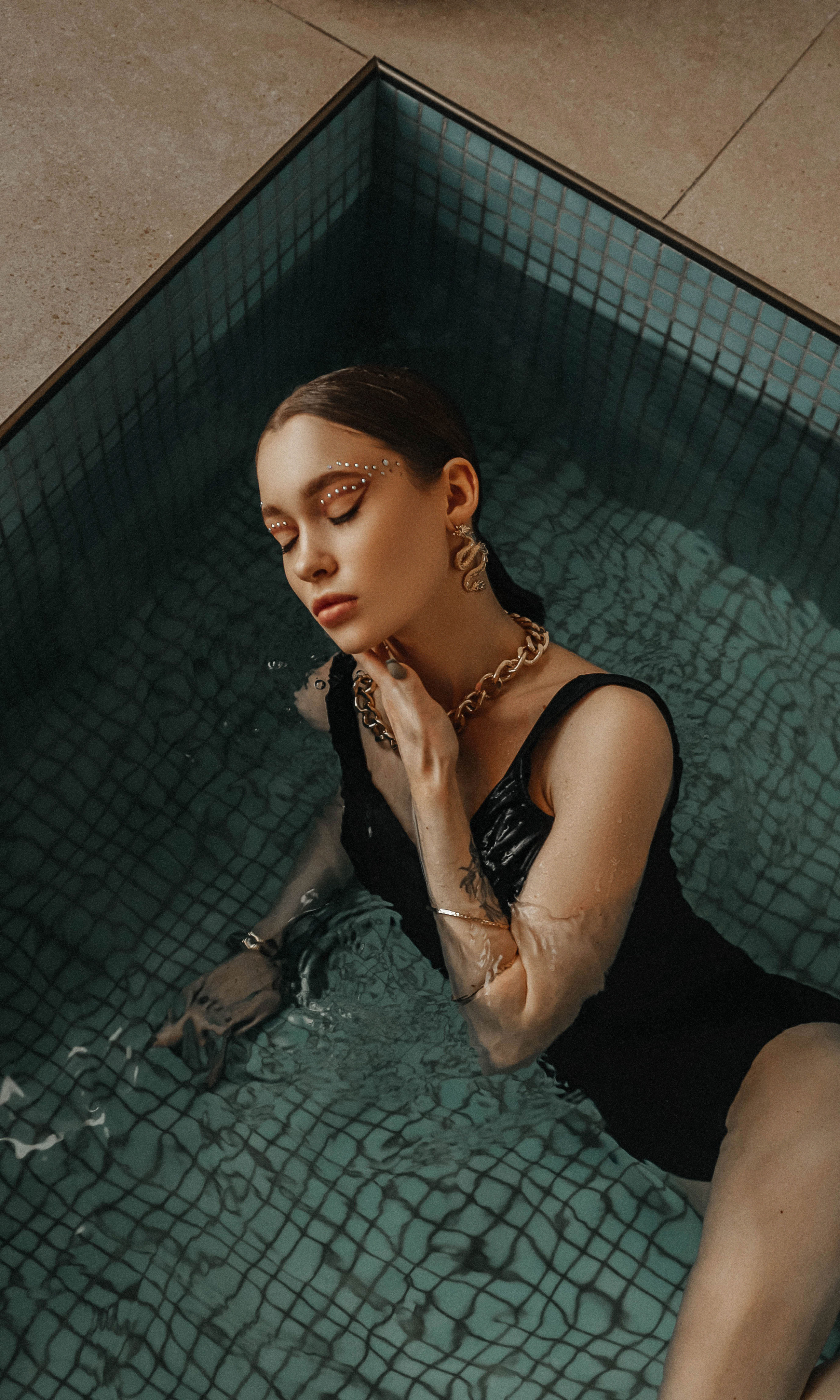 Женская фотосессия в бассейне в Москве. Свадебный и семейный фотограф в Москве