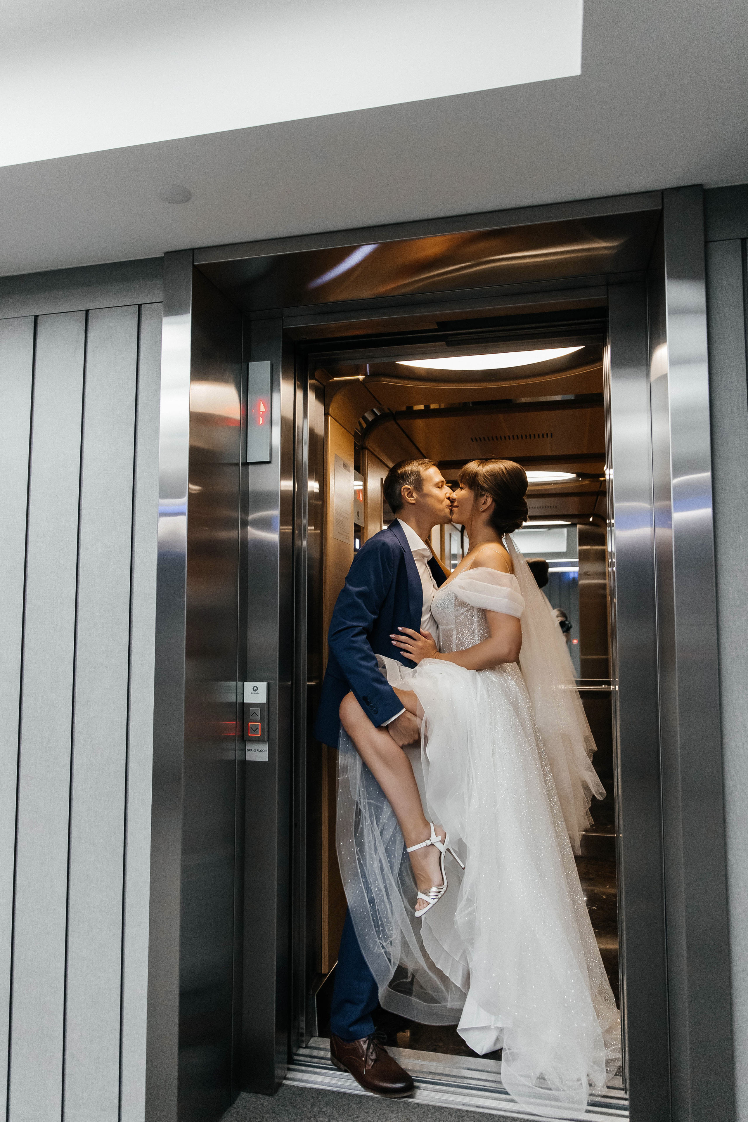 Свадебная фотосессия возле МГУ. Свадебный и семейный фотограф в Москве