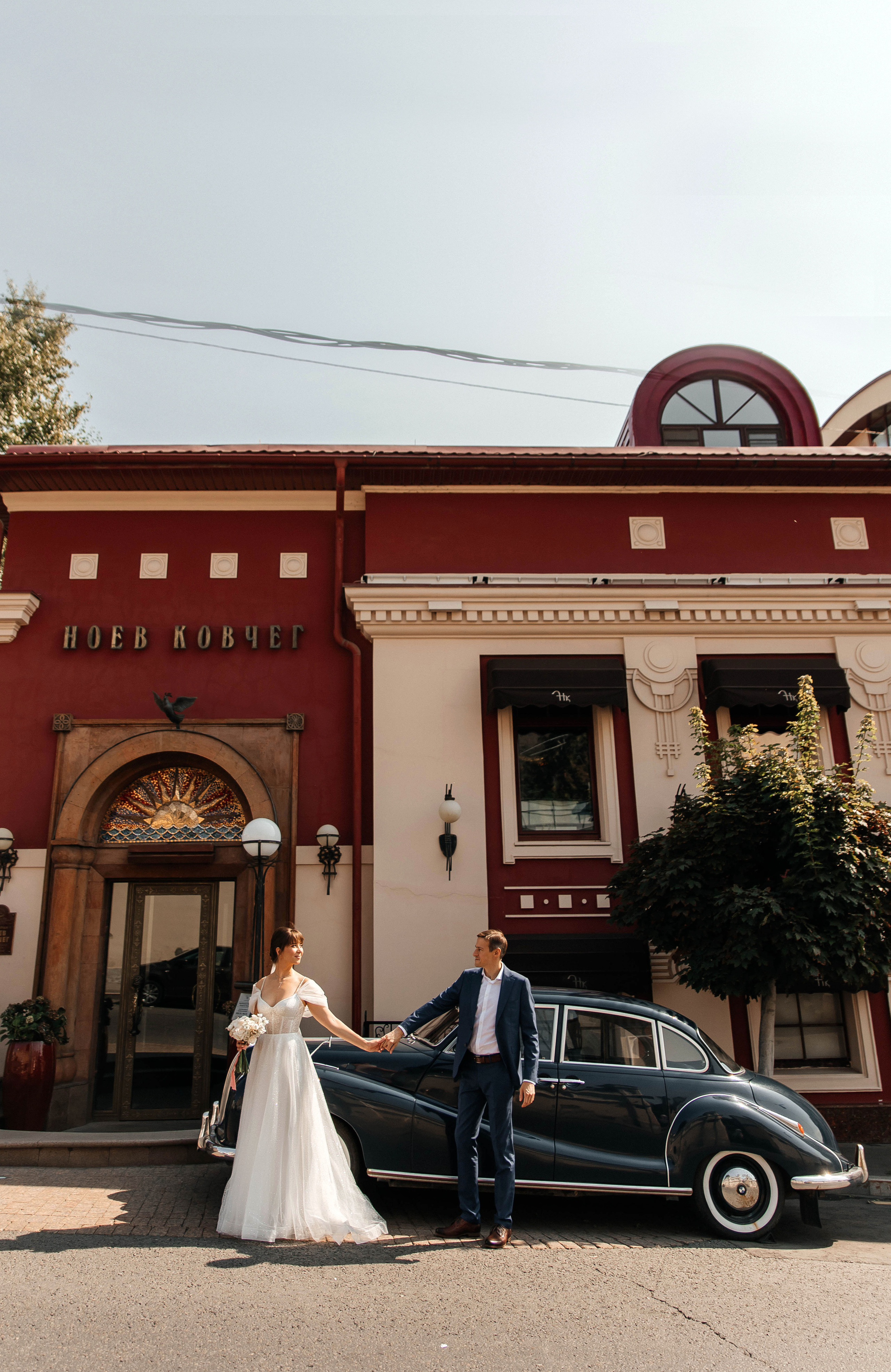 Свадебная фотосессия возле МГУ. Свадебный и семейный фотограф в Москве