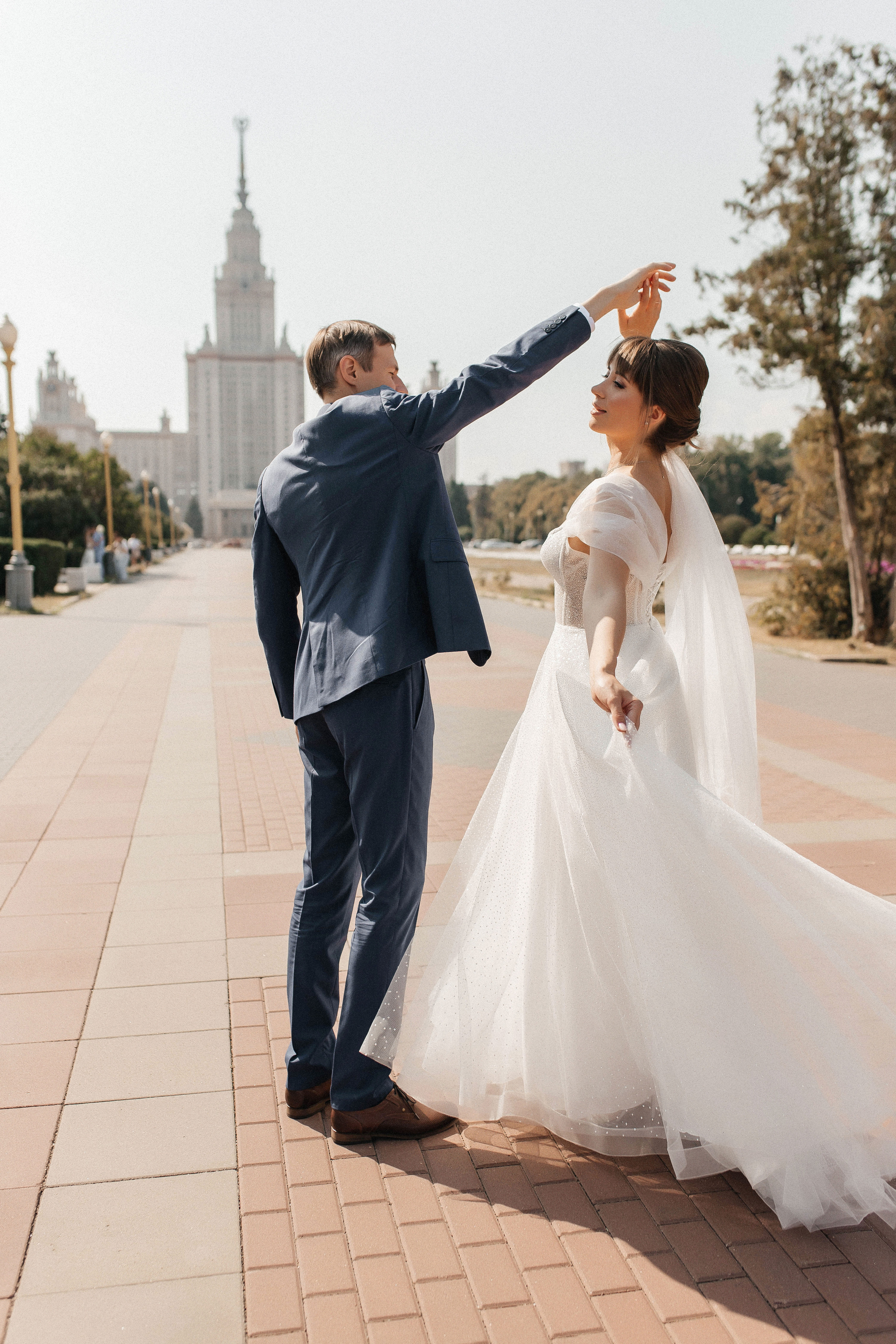 Свадебная фотосессия возле МГУ. Свадебный и семейный фотограф в Москве