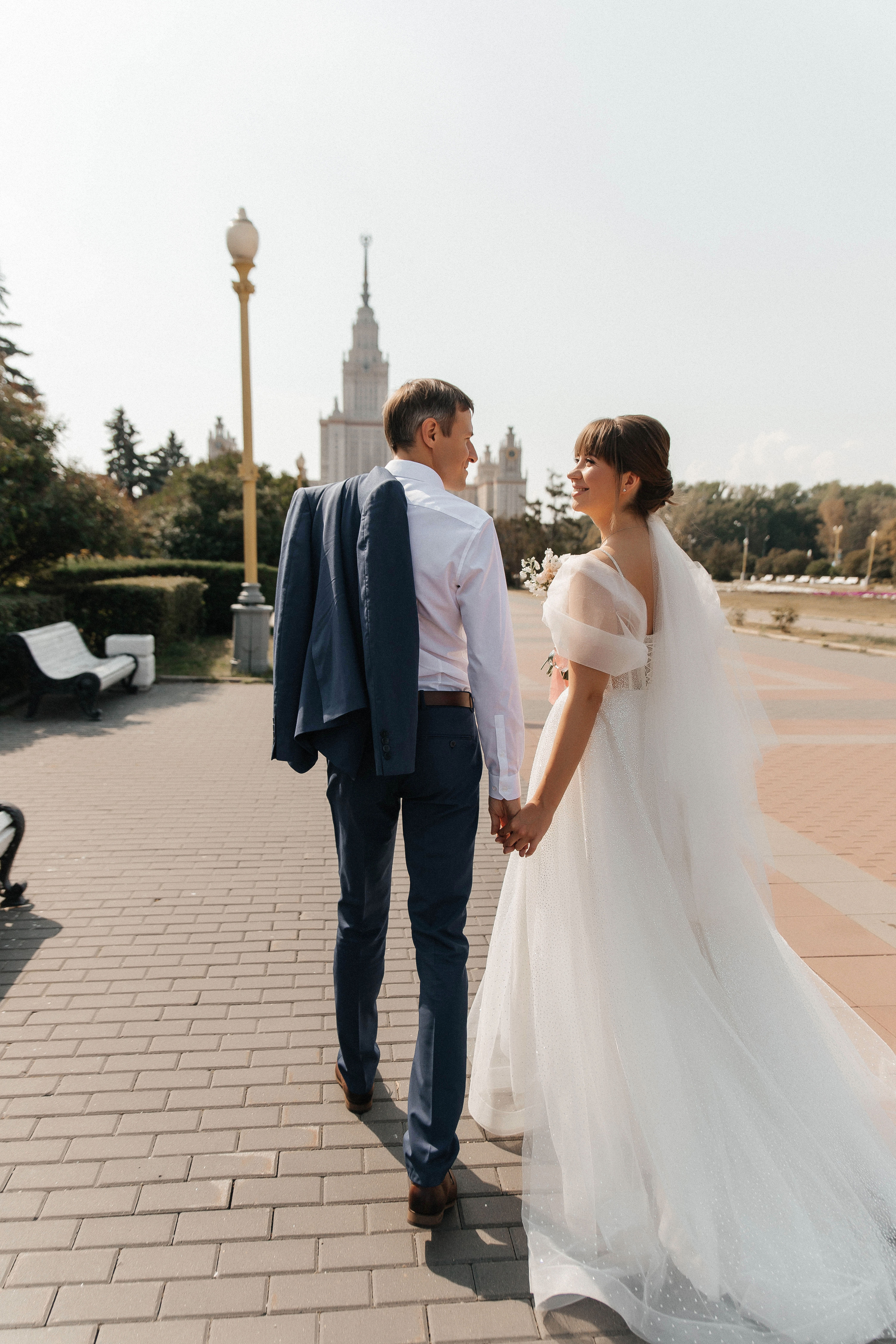 Свадебная фотосессия возле МГУ. Свадебный и семейный фотограф в Москве